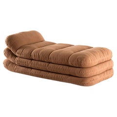 Méridienne solaire Tacchini personnalisable de Faye Toogood