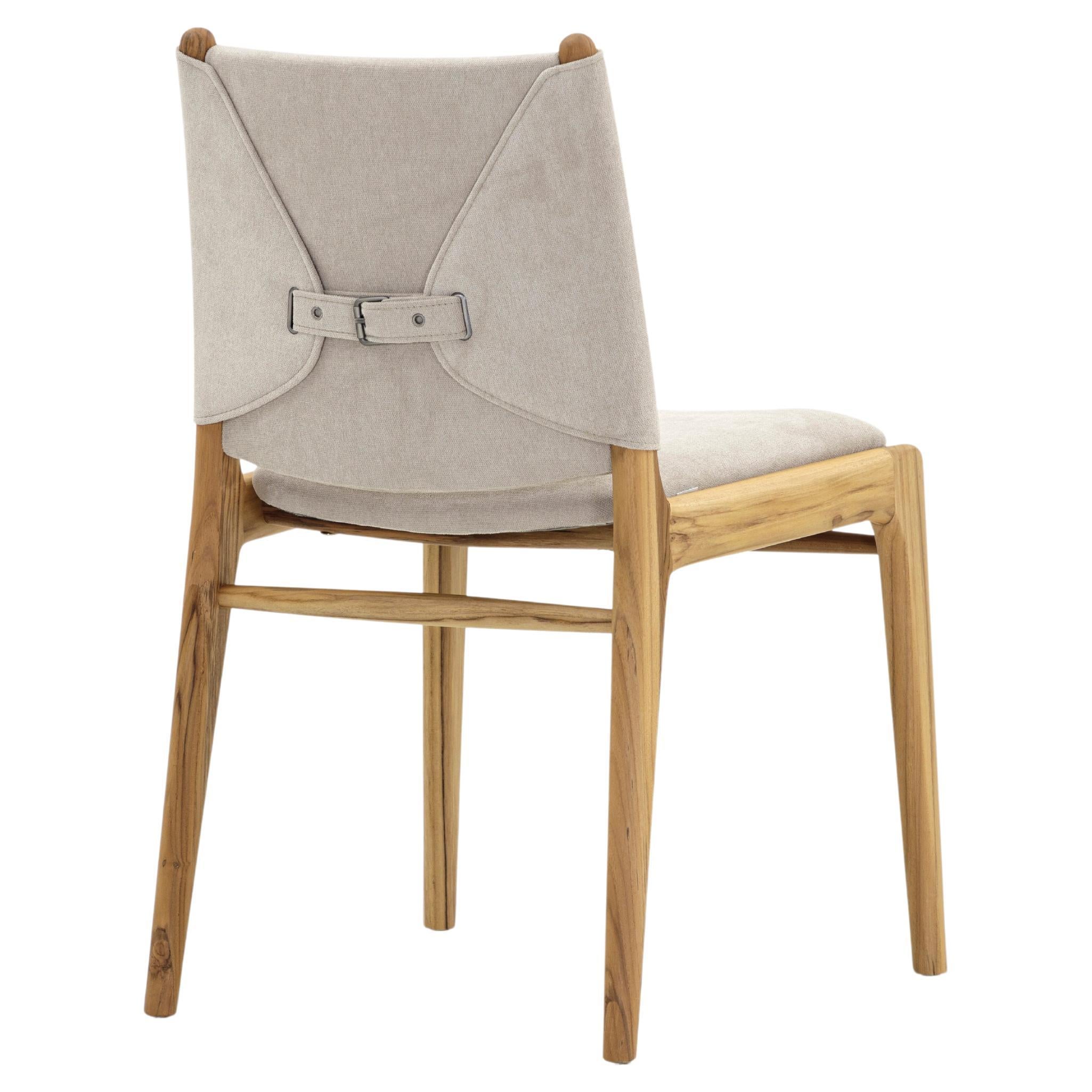 Paire de chaises de salle à manger Cappio conçues par Sérgio Batista pour Uultis Design, en bois de teck avec tissu beige clair et détails de boucles. Les chaises de salle à manger Cappio allient admirablement style et fonctionnalité pour créer une