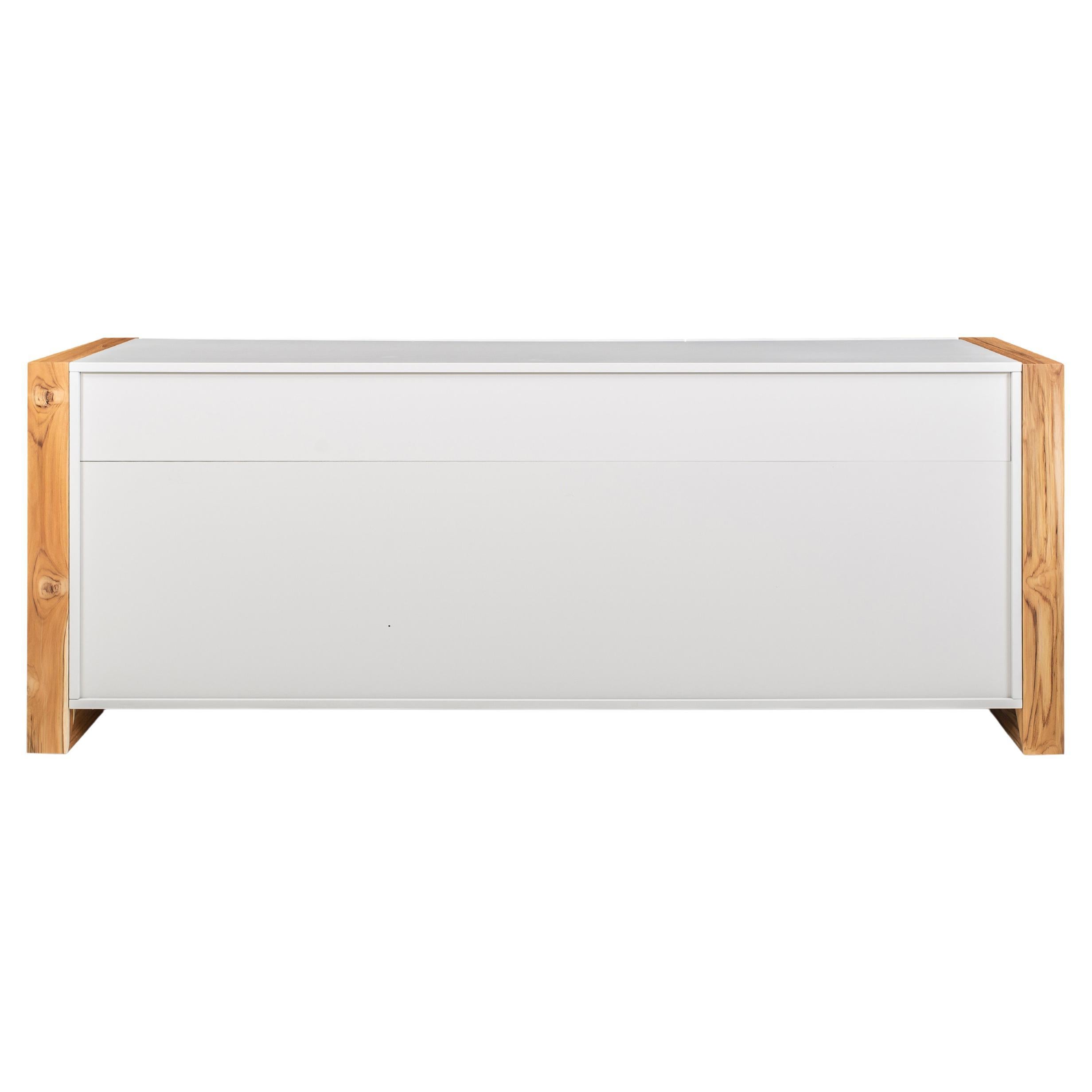 Ein dreitüriges Sideboard von Masp, entworfen von Sérgio Batista für Uultis, mit Endstützen aus Teakholz und mattweißer Oberfläche. *Bitte prüfen Sie vor dem Kauf die Verfügbarkeit*.

Das dreitürige Sideboard Masp vereint Funktionalität und