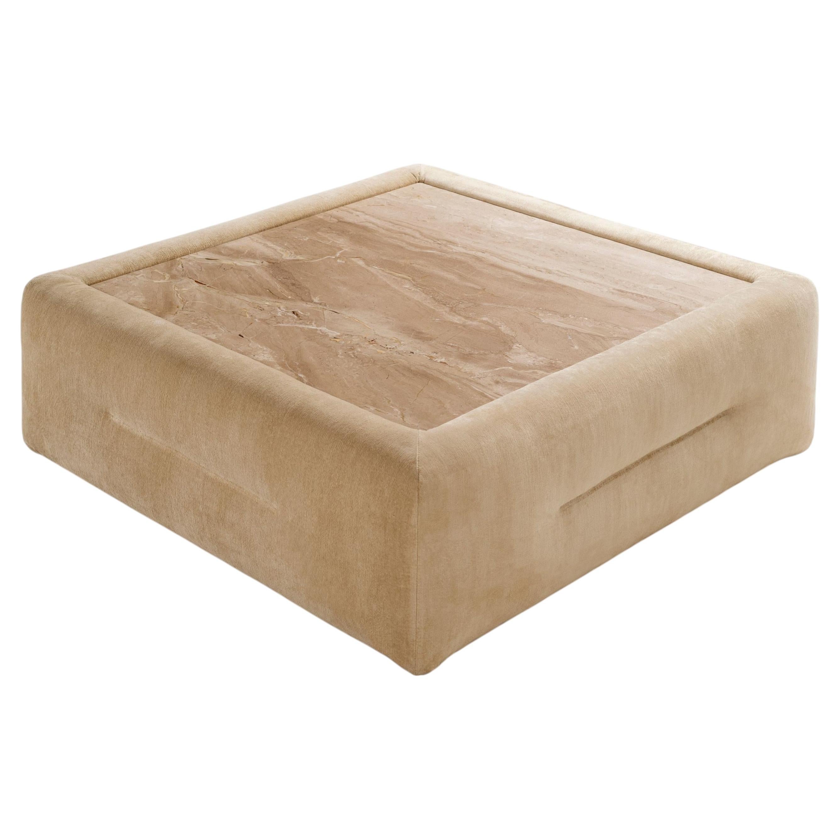 Table basse « Tacchini Butter » de Faye Toogood, avec plateau et revêtement en tissu personnalisables en vente