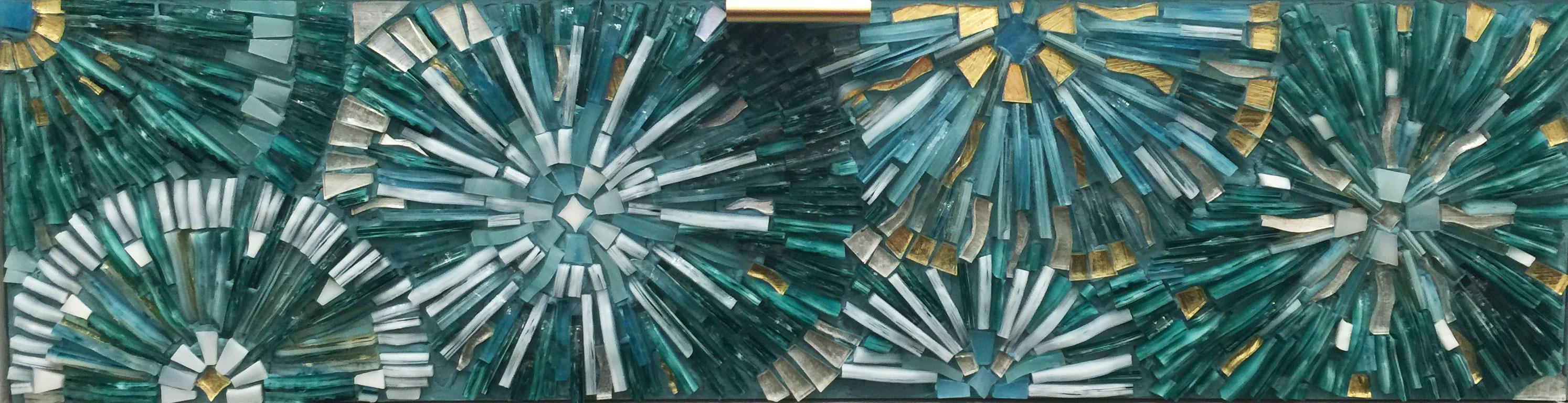 La scrivania/vanity Pavia Blossom di Ercole Home ha 2 cassetti e una finitura in legno grigio cielo su rovere.
Mosaici in vetro tagliato a mano nei colori verde-blu e turchese decorano i frontali dei cassetti con motivi a fiore (fiori