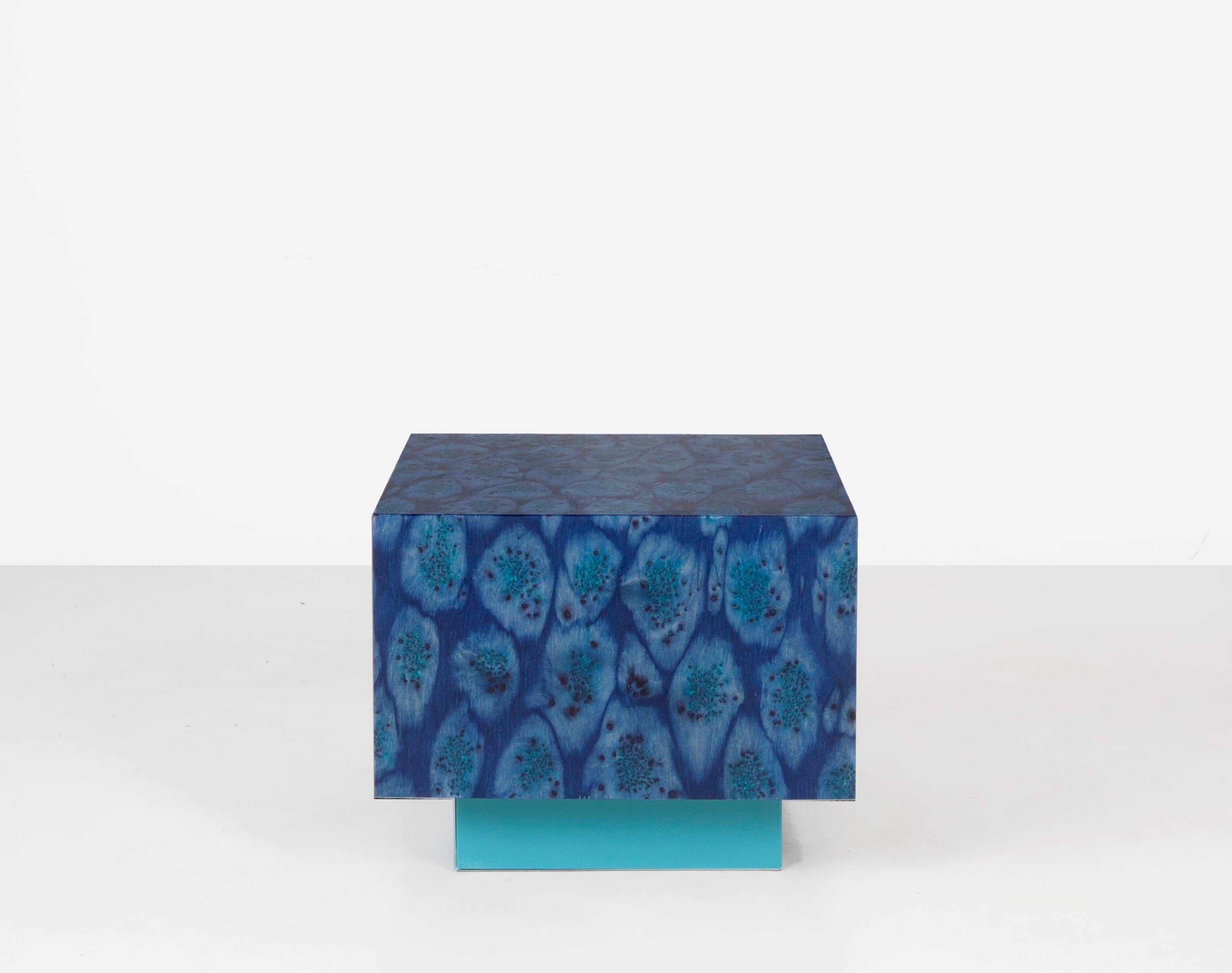 Ce cube flottant bleu vif est polyvalent - il peut être utilisé comme table d'appoint dans les grandes pièces, comme table basse dans les petites pièces ou comme table de nuit à côté des lits bas - et il met en valeur la finition Osis, signature de
