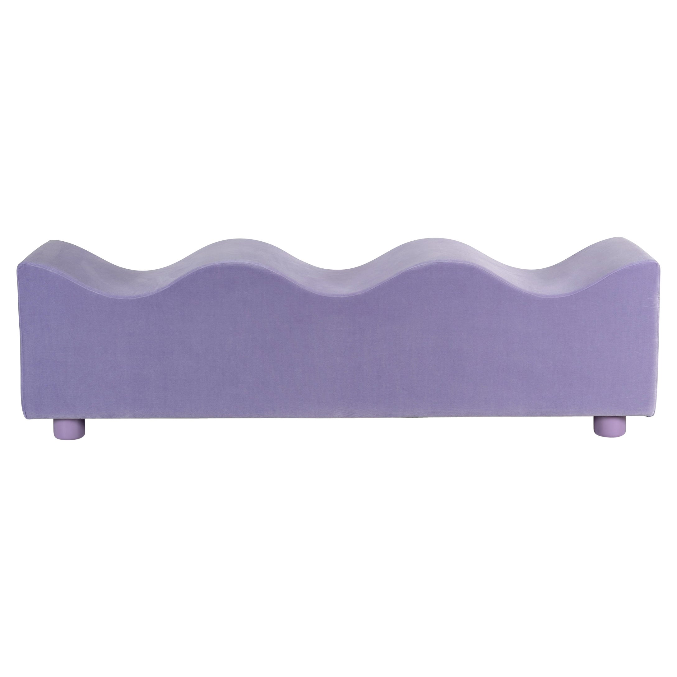 Banc Wave rembourré personnalisable en velours lavande par Objects for Objects