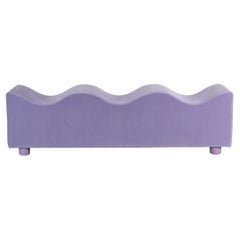 Banc Wave rembourré personnalisable en velours lavande par Objects for Objects