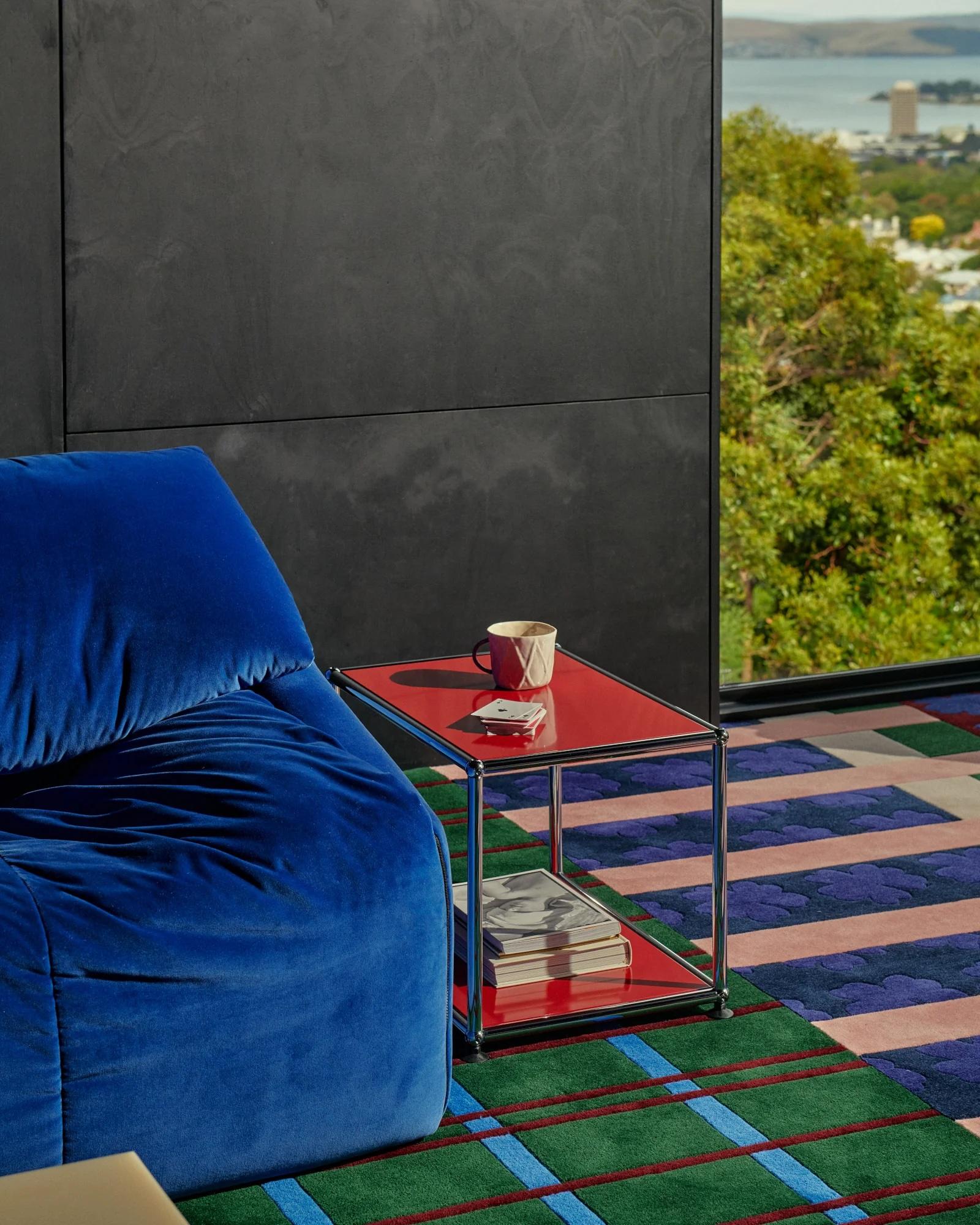 H. H. 38,1cm
W 14in / 35.56cm
D 14in / 35,56cm

Peso
5,39 kg
Un versatile tavolino quadrato da 14