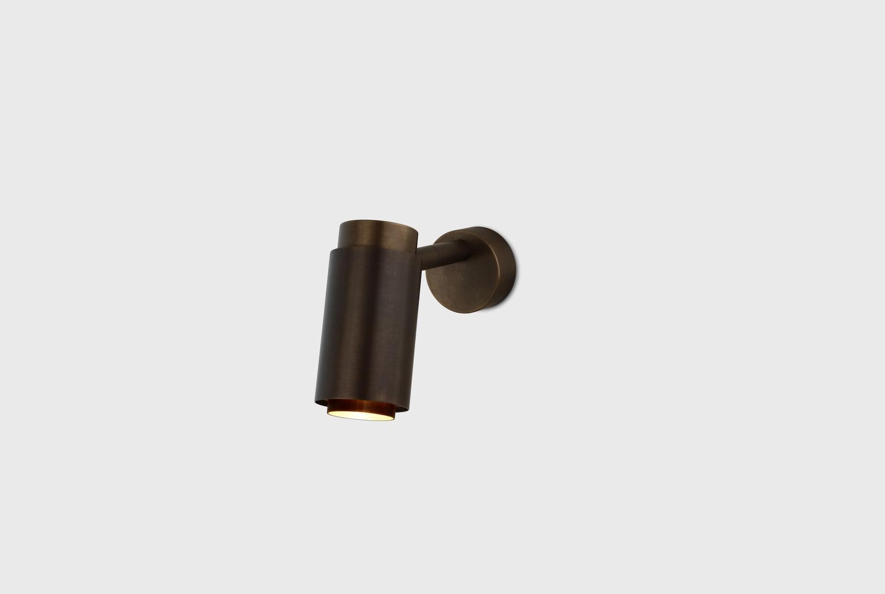 Anpassbare Wandleuchte 'Donya Pivot Reflector' von Anour Messing brüniert, Rückwand im Angebot 7
