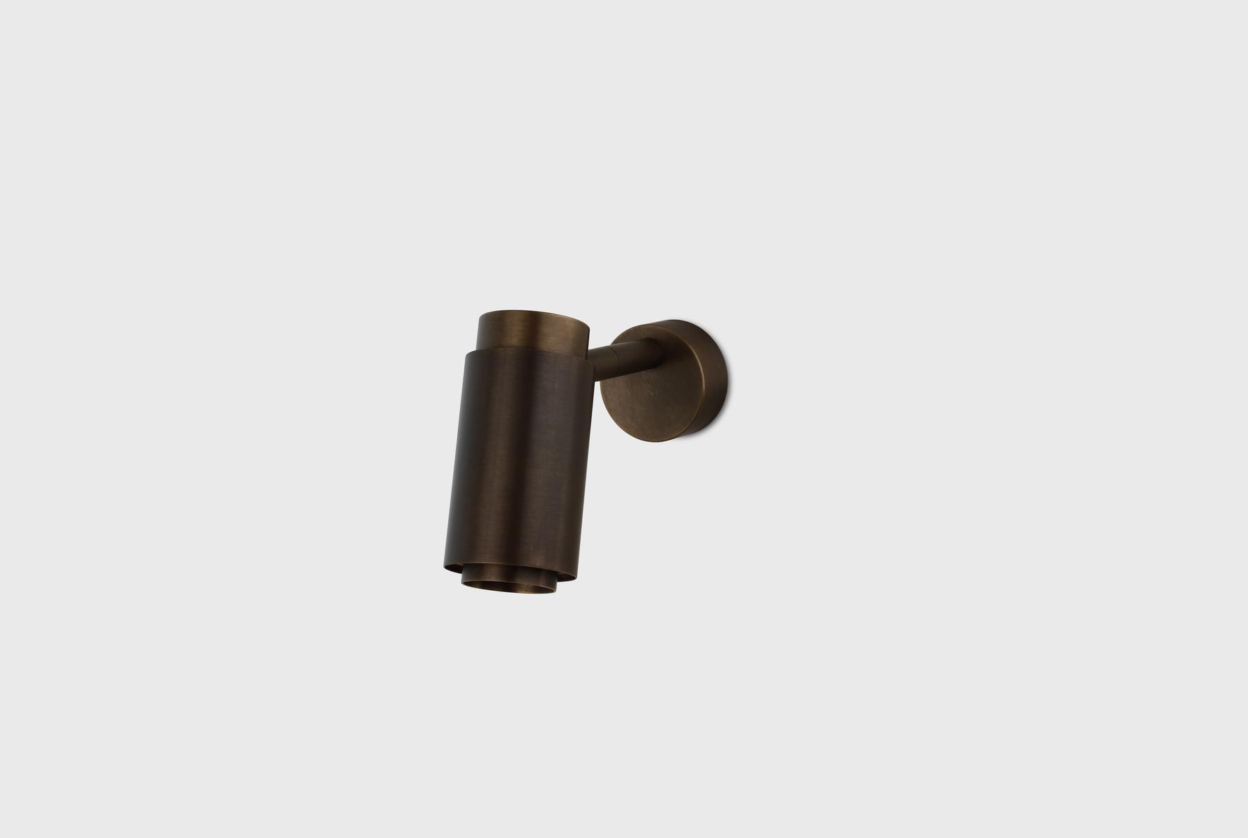 Anpassbare Wandleuchte 'Donya Pivot Reflector' von Anour Messing brüniert, Rückwand im Angebot 8