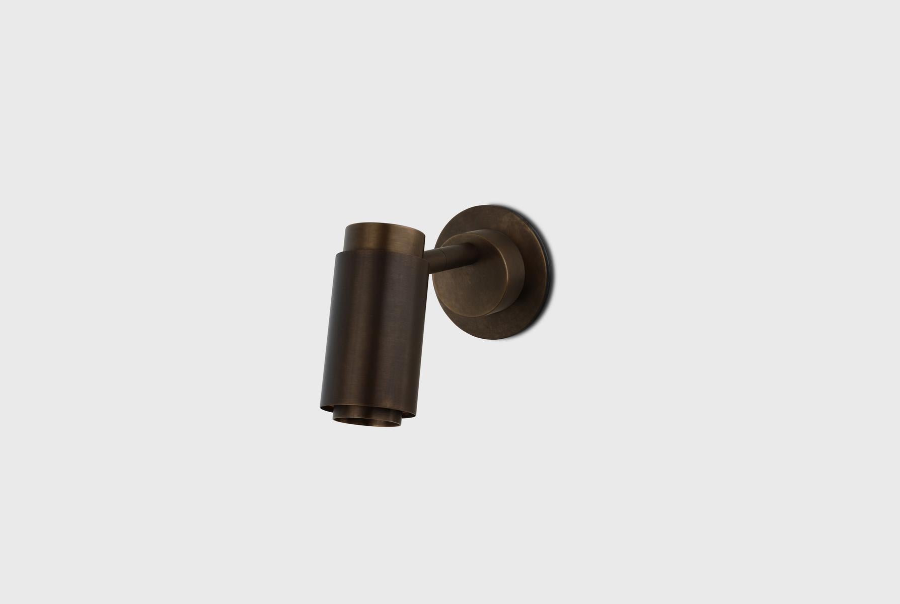 Anpassbare Wandleuchte 'Donya Pivot Reflector' von Anour Messing brüniert, Rückwand (Moderne) im Angebot