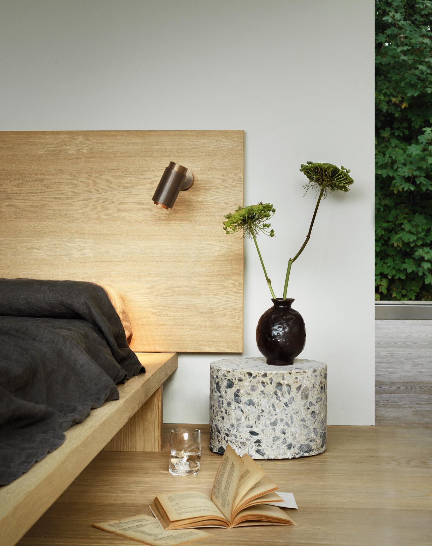 Anpassbare Wandleuchte 'Donya Pivot Reflector' von Anour Messing brüniert, Rückwand (Dänisch) im Angebot