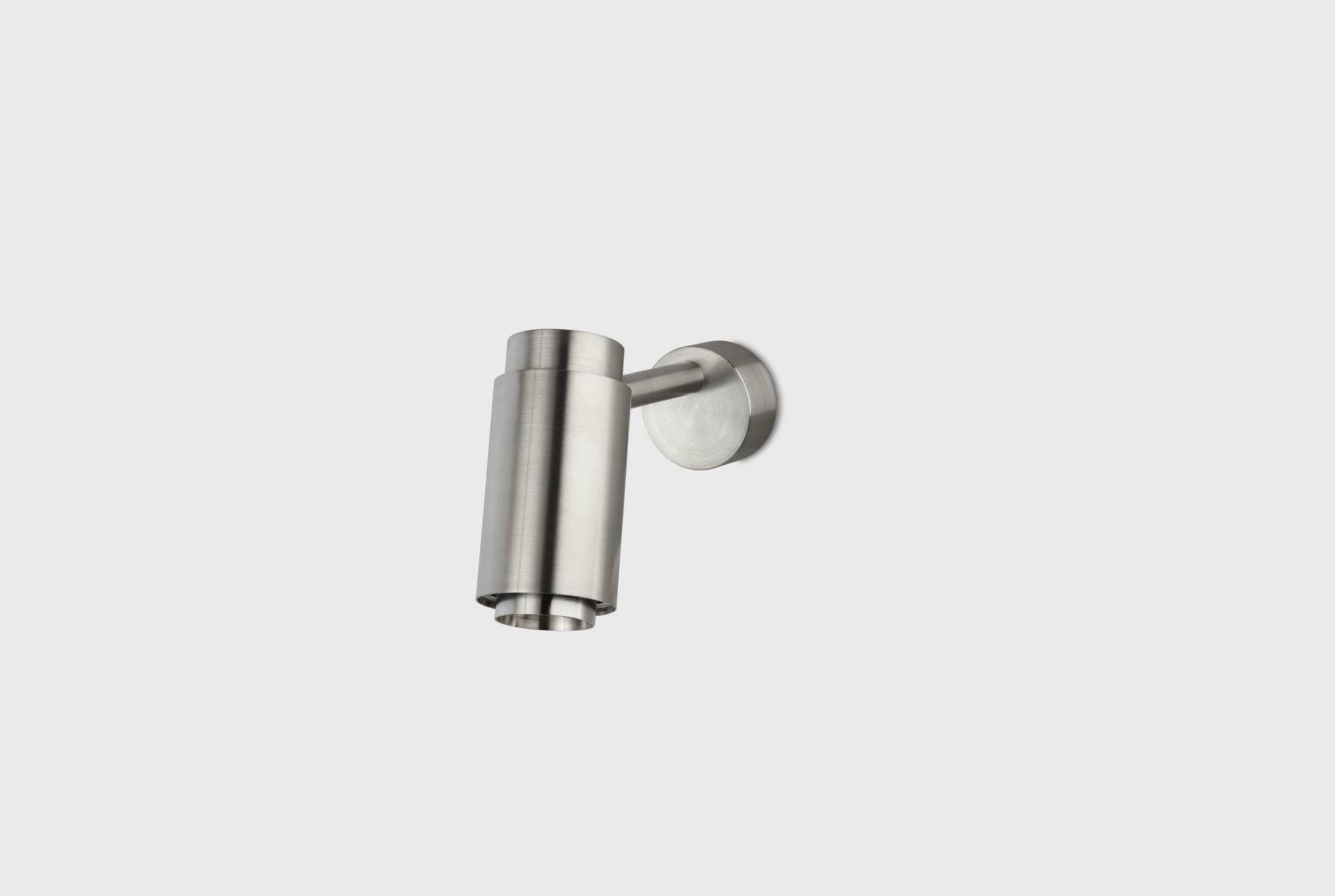 Anpassbare Wandleuchte 'Donya Pivot Reflector' von Anour Gebürsteter Stahl, Rückwand im Angebot 7