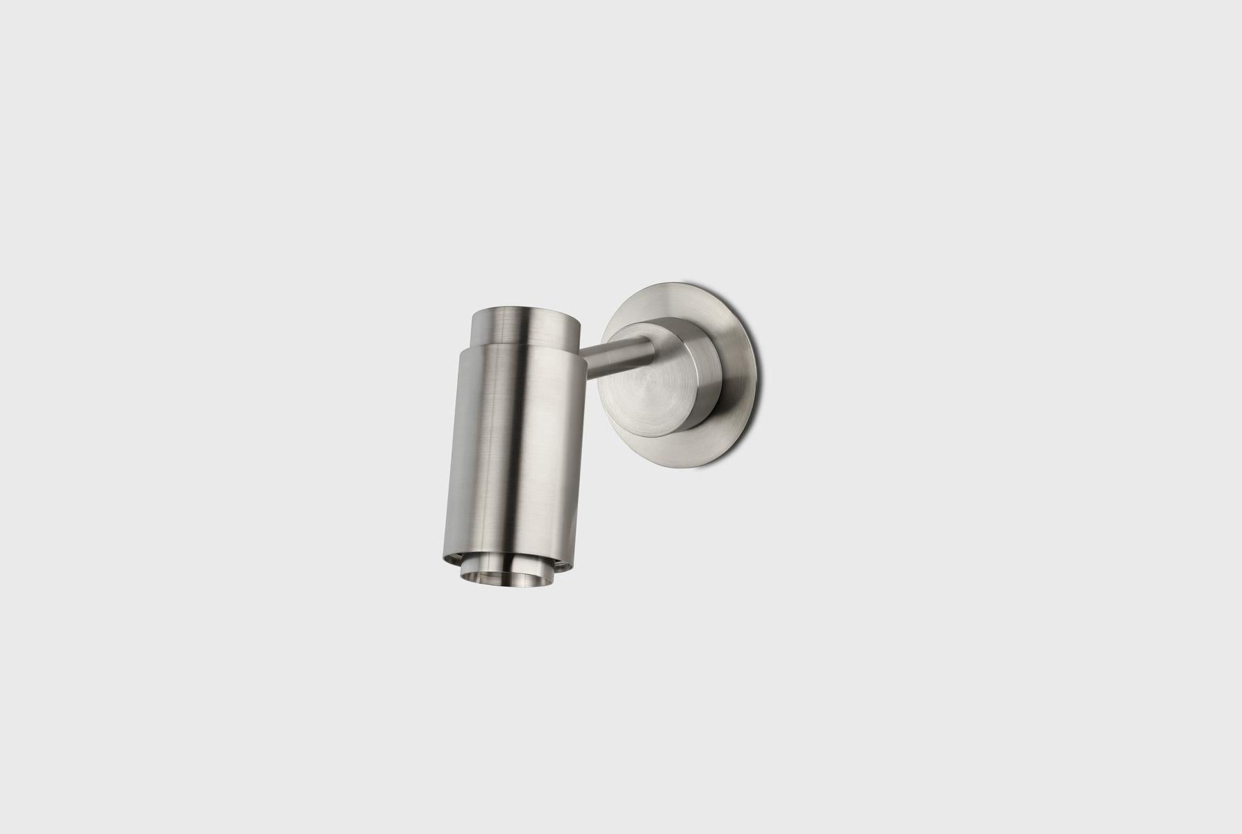 Anpassbare Wandleuchte 'Donya Pivot Reflector' von Anour Gebürsteter Stahl, Rückwand (Moderne) im Angebot