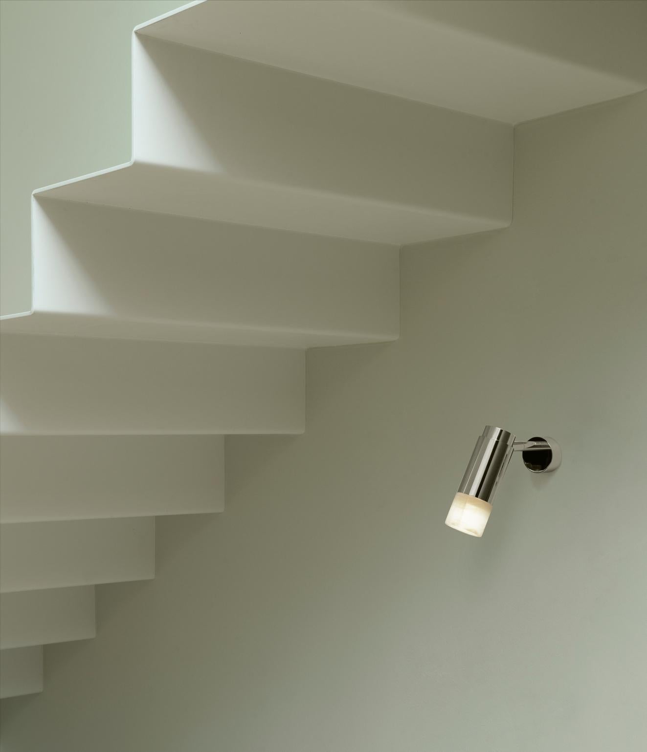 Personalisierbare Wandleuchte 'Donya Pivot Reflector', Messing poliert, Rückwand im Angebot 4
