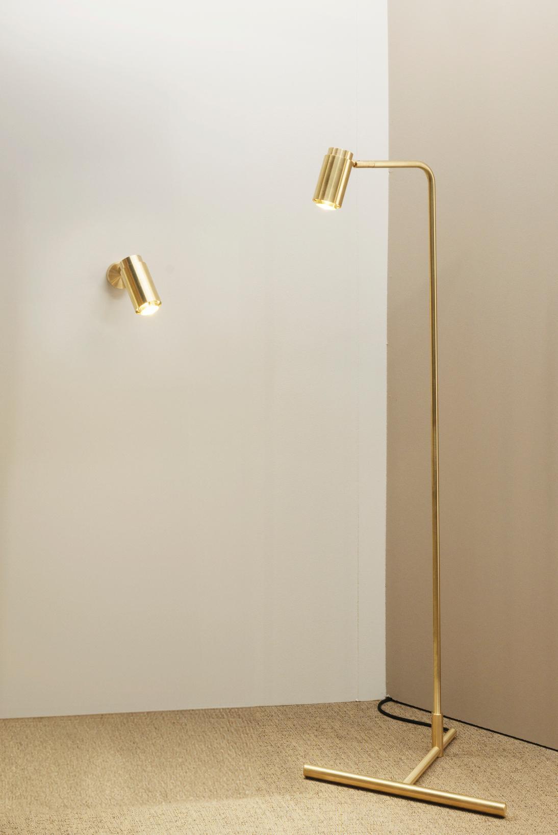 Personalisierbare Wandleuchte 'Donya Pivot Reflector', Messing poliert, Rückwand (Moderne) im Angebot