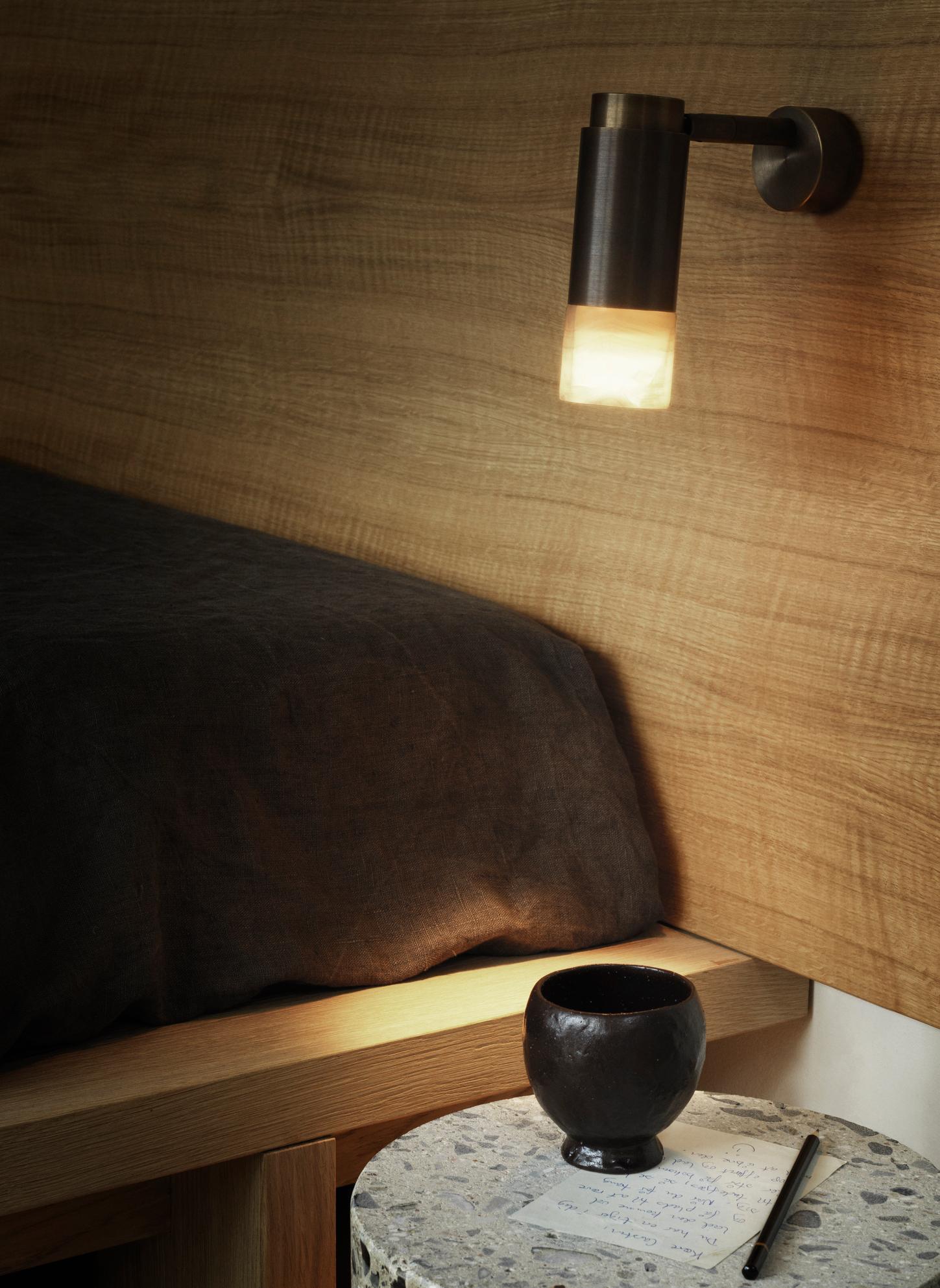Personalisierbare Wandleuchte 'Donya Pivot Reflector', Messing poliert, Rückwand im Angebot 2
