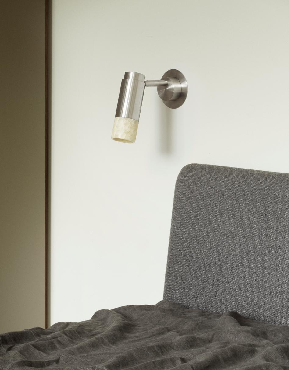 Personalisierbare Wandleuchte 'Donya Pivot Reflector', Messing poliert, Rückwand im Angebot 3