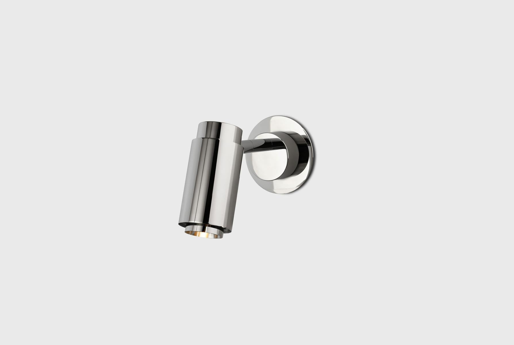 Lampe murale personnalisable 'Donya Pivot Reflector' par Anour, acier poli avec plaque arrière

Dimensions :
H : 12,5 cm x 17 cm x Ø 6 cm

Détails techniques :
- Tension : 240V / 120V
- Ampoule GU 10 (ampoule non incluse)
- Puissance : Max. 6