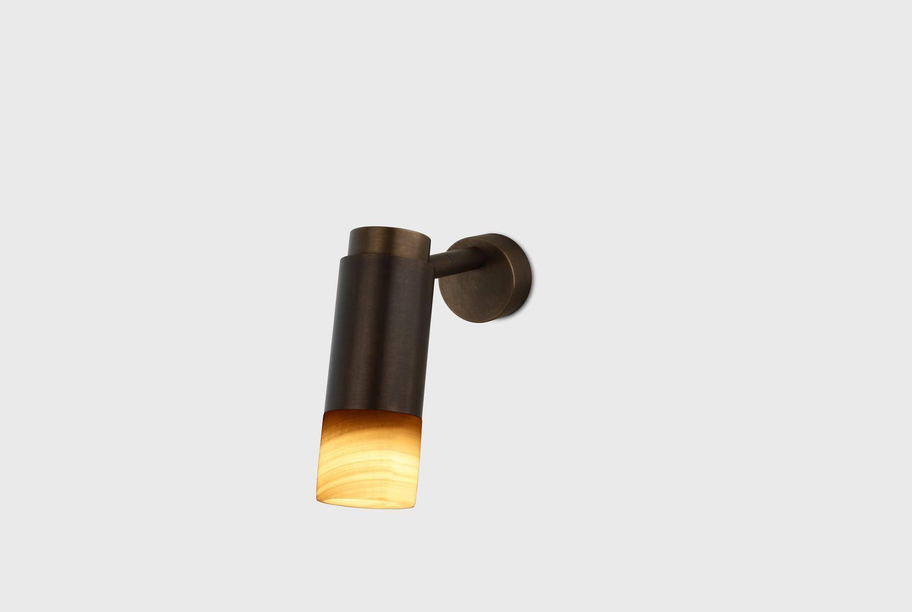 Lámpara de pared personalizable 'Donya Pivot' de Anour, Ónice cilíndrico blanco, latón marrón

Dimensiones:
H: 17,5 cm x 17 cm x Ø 6 cm

Detalles técnicos:
- Tensión: 240V / 120V
- Bombilla GU 10 (bombilla no incluida)
- Vatios: Máx. 6 W

Regulador