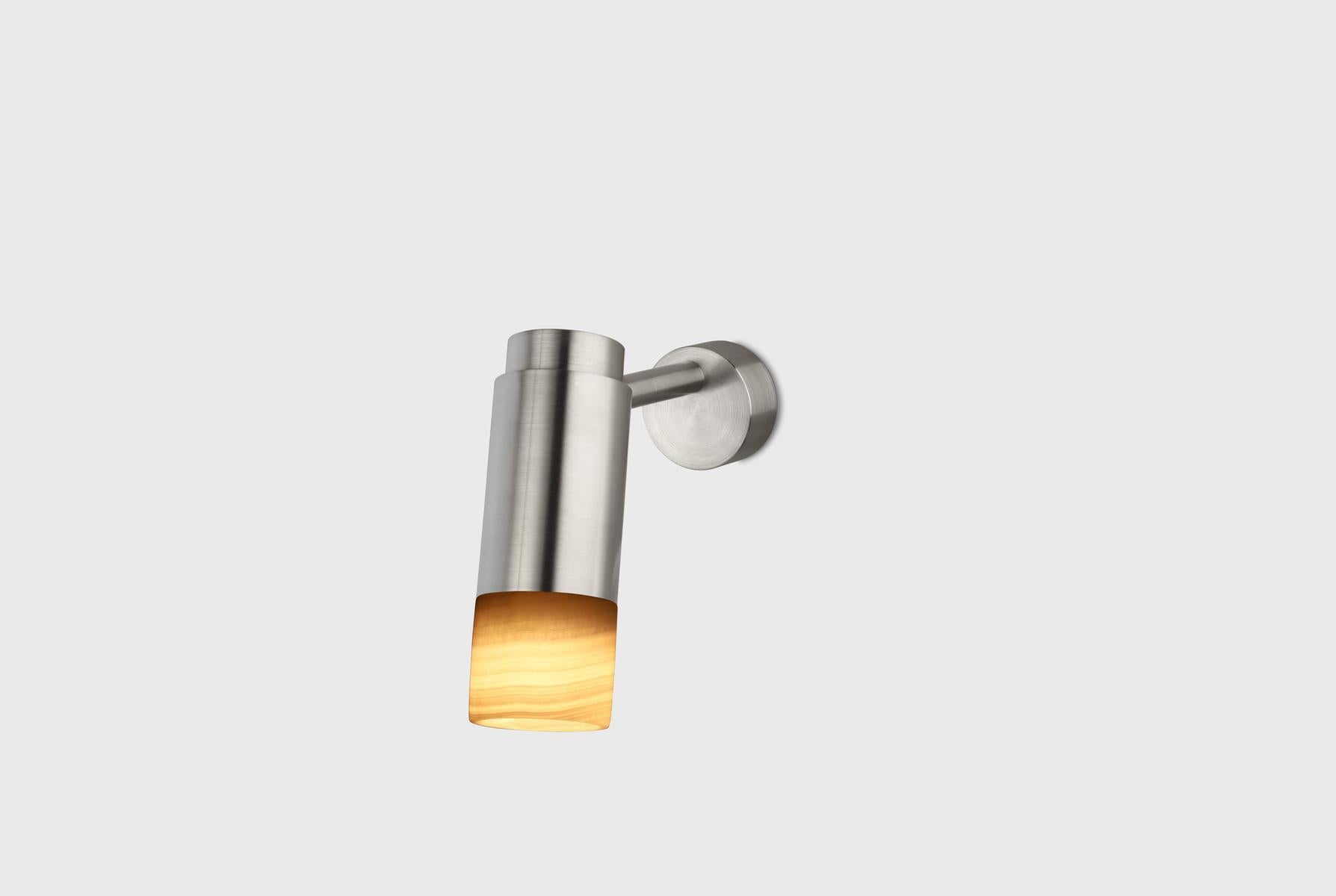 Lampe murale personnalisable 'Donya Pivot' par Anour, Onyx cylindrique blanc, acier inoxydable brossé

Dimensions :
H : 17,5 cm x 17 cm x Ø 6 cm

Détails techniques :
- Tension : 240V / 120V
- Ampoule GU 10 (ampoule non incluse)
- Puissance : Max. 6