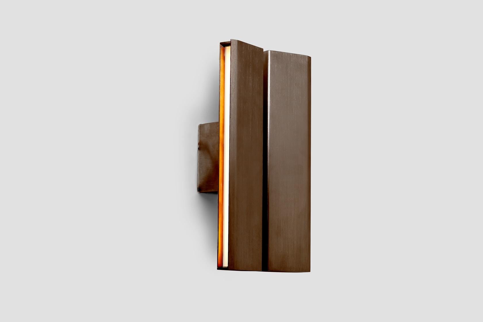 Lampe murale personnalisable 'Papilio' by Anour, Double, Browned Brass

Dimensions :
H. 32,5 cm x 17cm x 8,5 cm

Détails techniques :
- Tension : 240V / 120V
- LED
- Puissance : 12 W
- Rendement lumineux : 800 lm
- Température de couleur : 2700 K