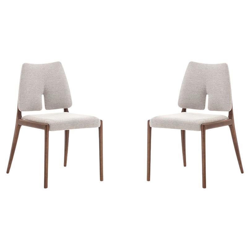 Sedie da pranzo personalizzabili in noce con tessuto beige chiaro, set di due, linea a fessura