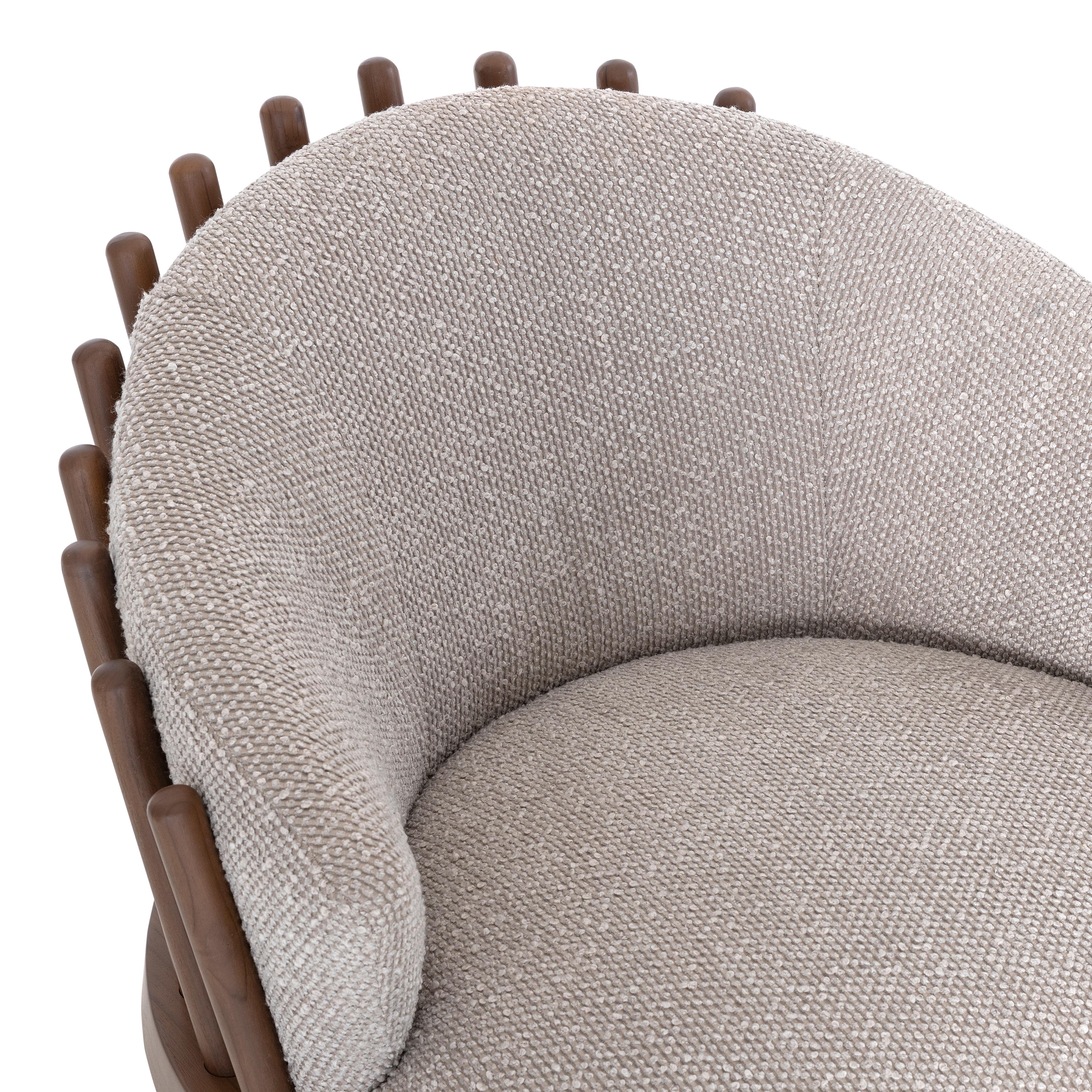 Fauteuil d'appoint personnalisable en finition noyer et bouclé gris - Collection Fane en vente 3