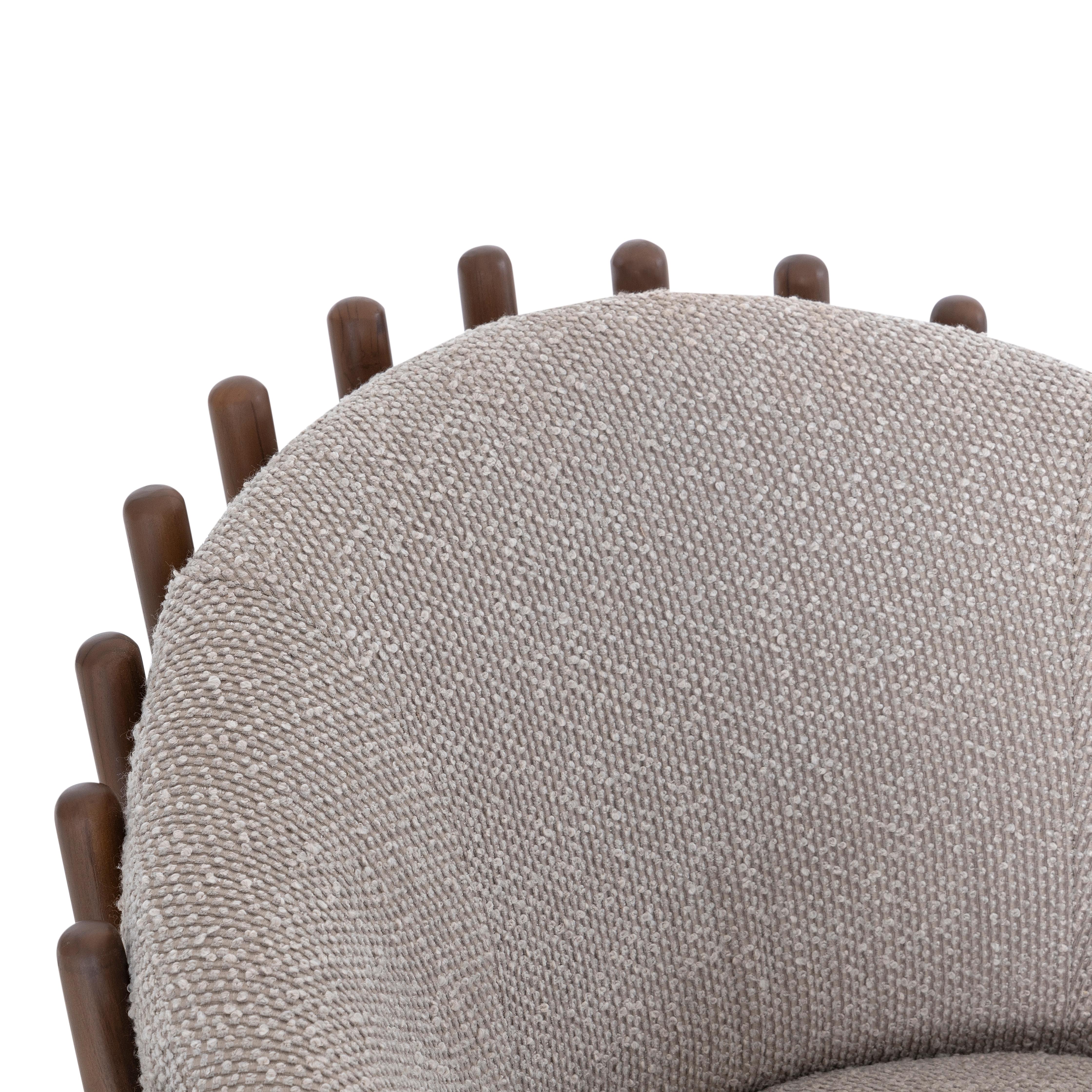 Fauteuil d'appoint personnalisable en finition noyer et bouclé gris - Collection Fane en vente 1
