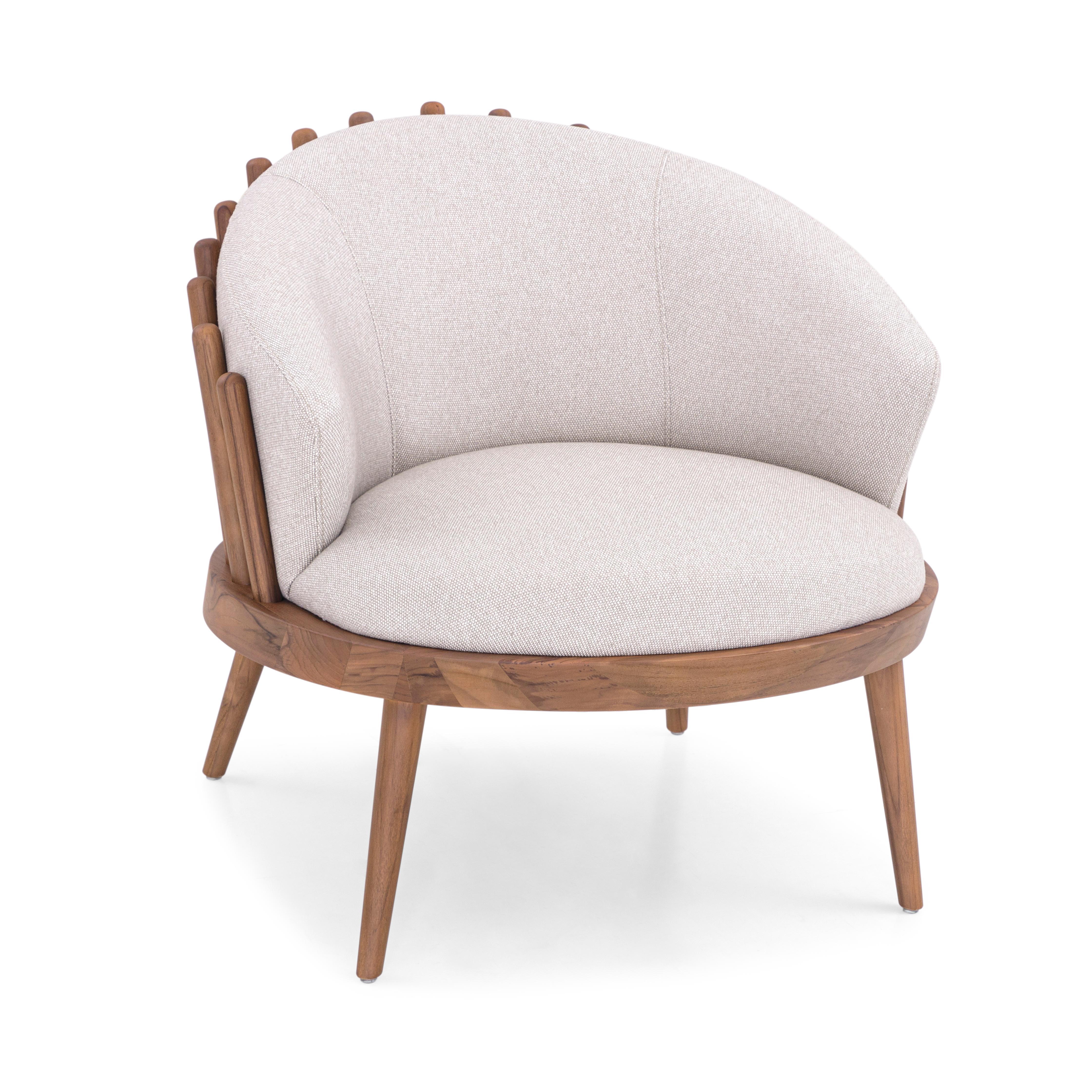 Brésilien Fauteuil personnalisable en noyer recouvert de tissu beige, collection Fane en vente
