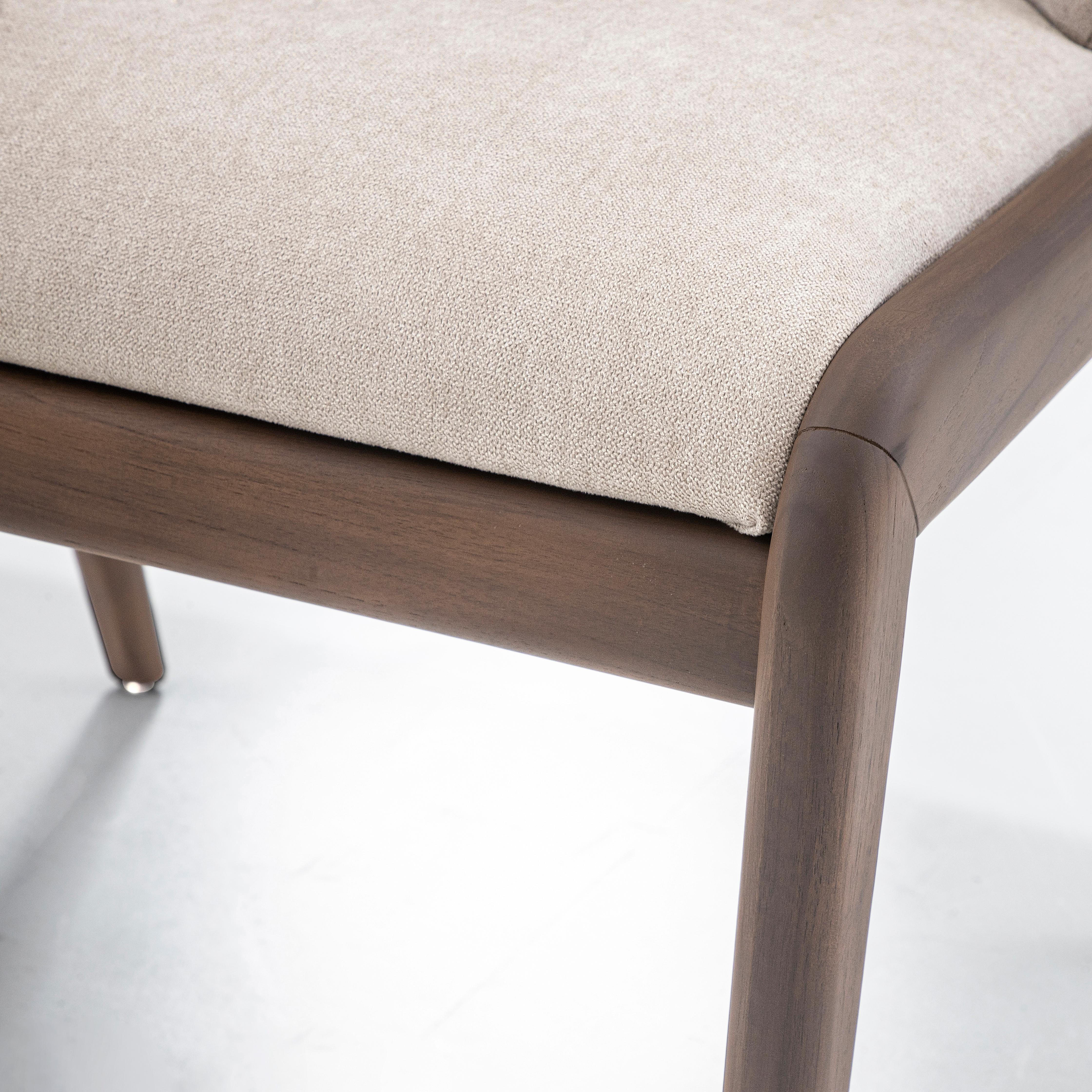Anpassbarer Esszimmerstuhl in Nussbaum mit beigem Stoff - Kollektion Nowe im Angebot 7