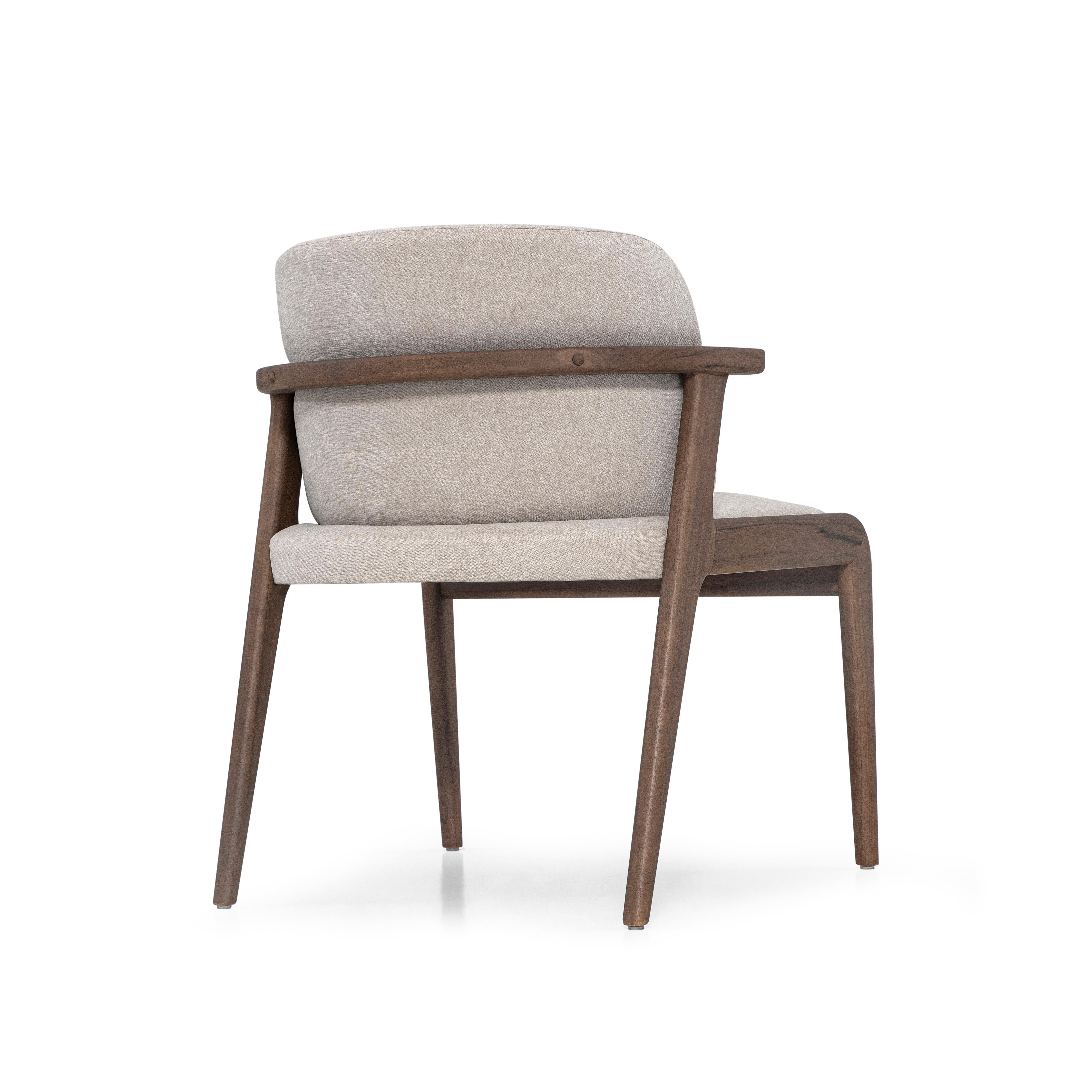 Anpassbarer Esszimmerstuhl in Nussbaum mit beigem Stoff - Kollektion Nowe (Brasilianisch) im Angebot
