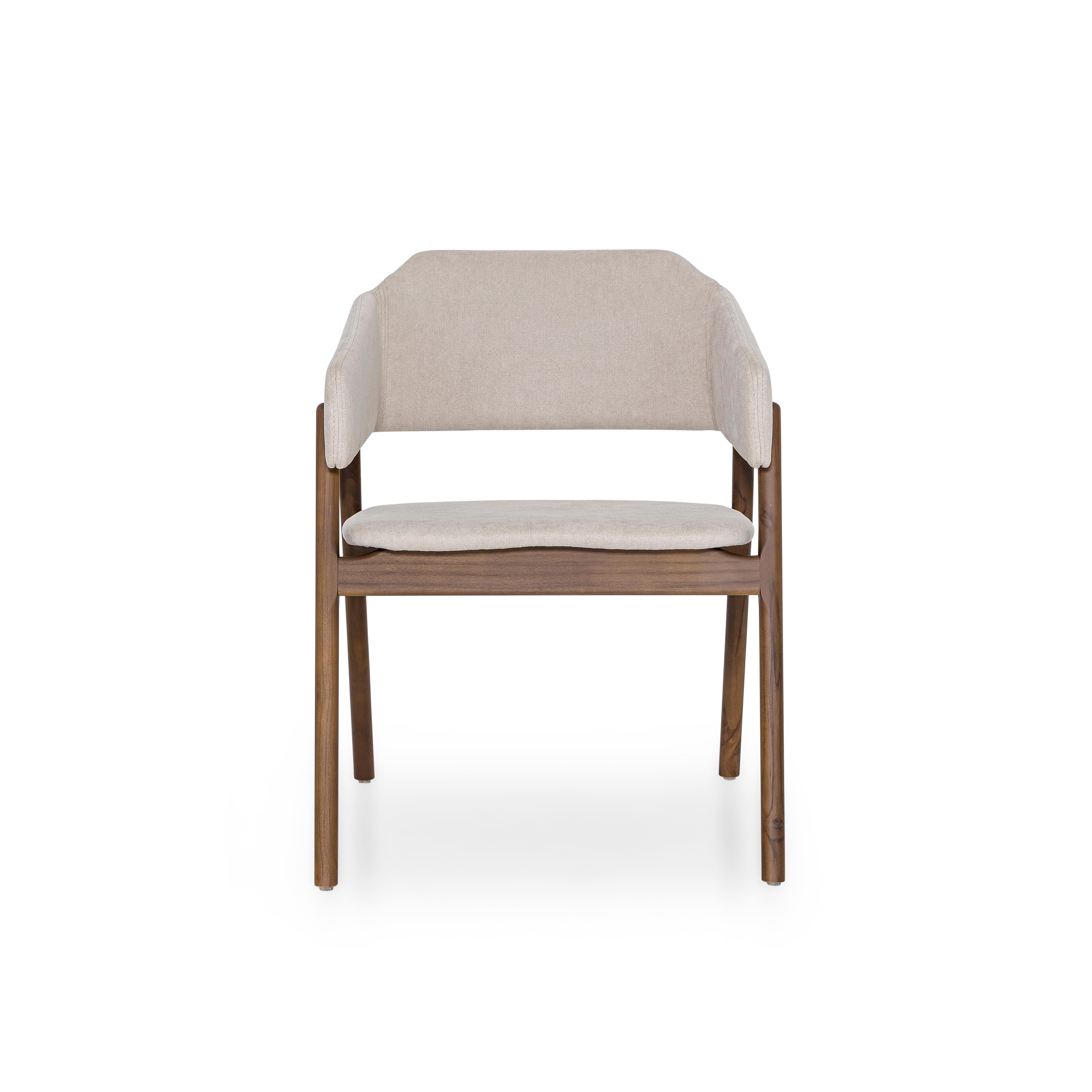 Sedia da pranzo Uultis Stuzi in finitura noce e tessuto beige. *Si prega di verificare la disponibilità prima dell'acquisto*.

In equilibrio tra linee scultoree e finiture naturali, la sedia da pranzo Stuzi di Sérgio Batista per Uultis è un'aggiunta