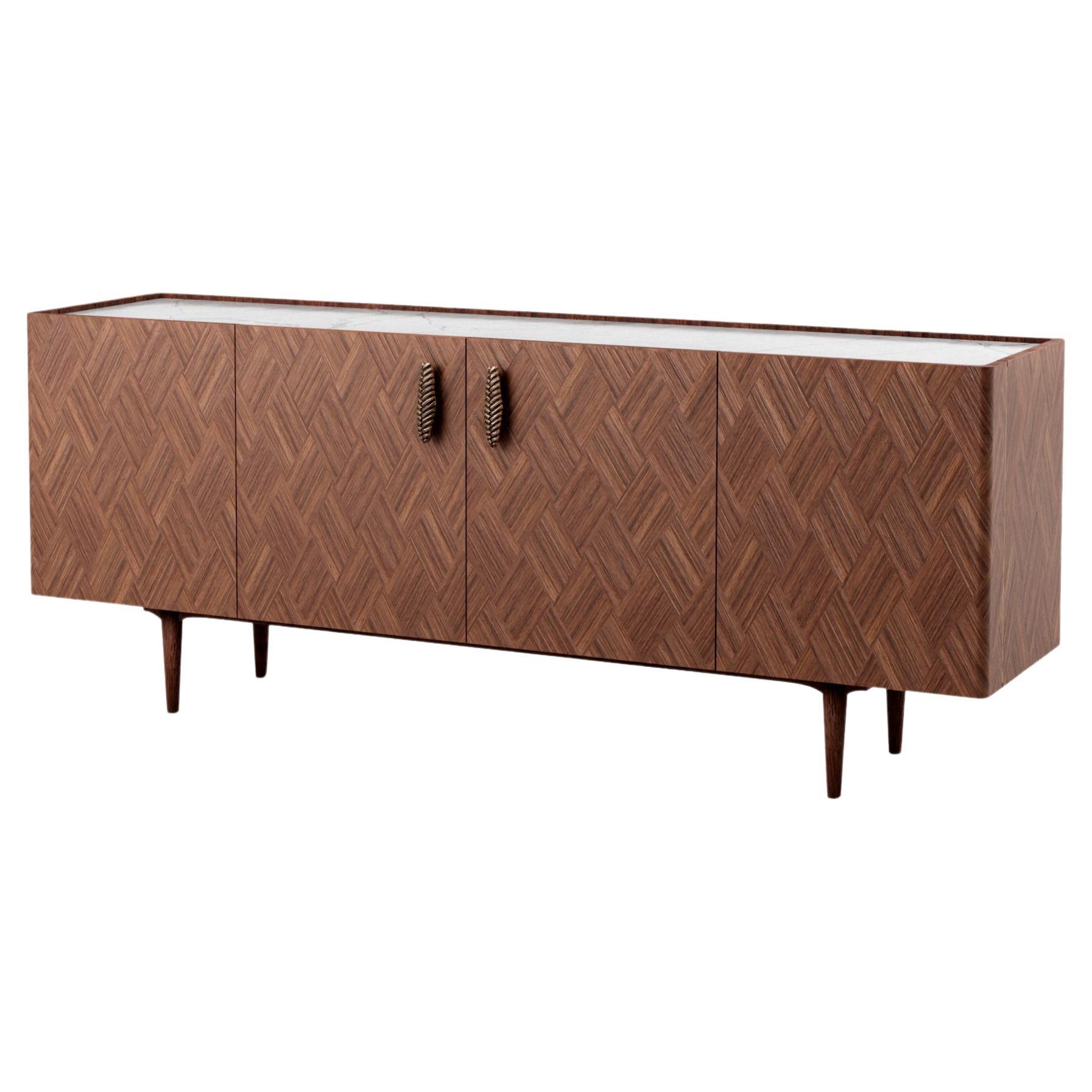 Ce buffet présente une structure en contreplaqué multicouche et en MDF avec un placage à motifs, ce qui permet de personnaliser les dimensions et les finitions à la demande. L'extérieur peut être personnalisé avec des placages en noyer, ébène, chêne