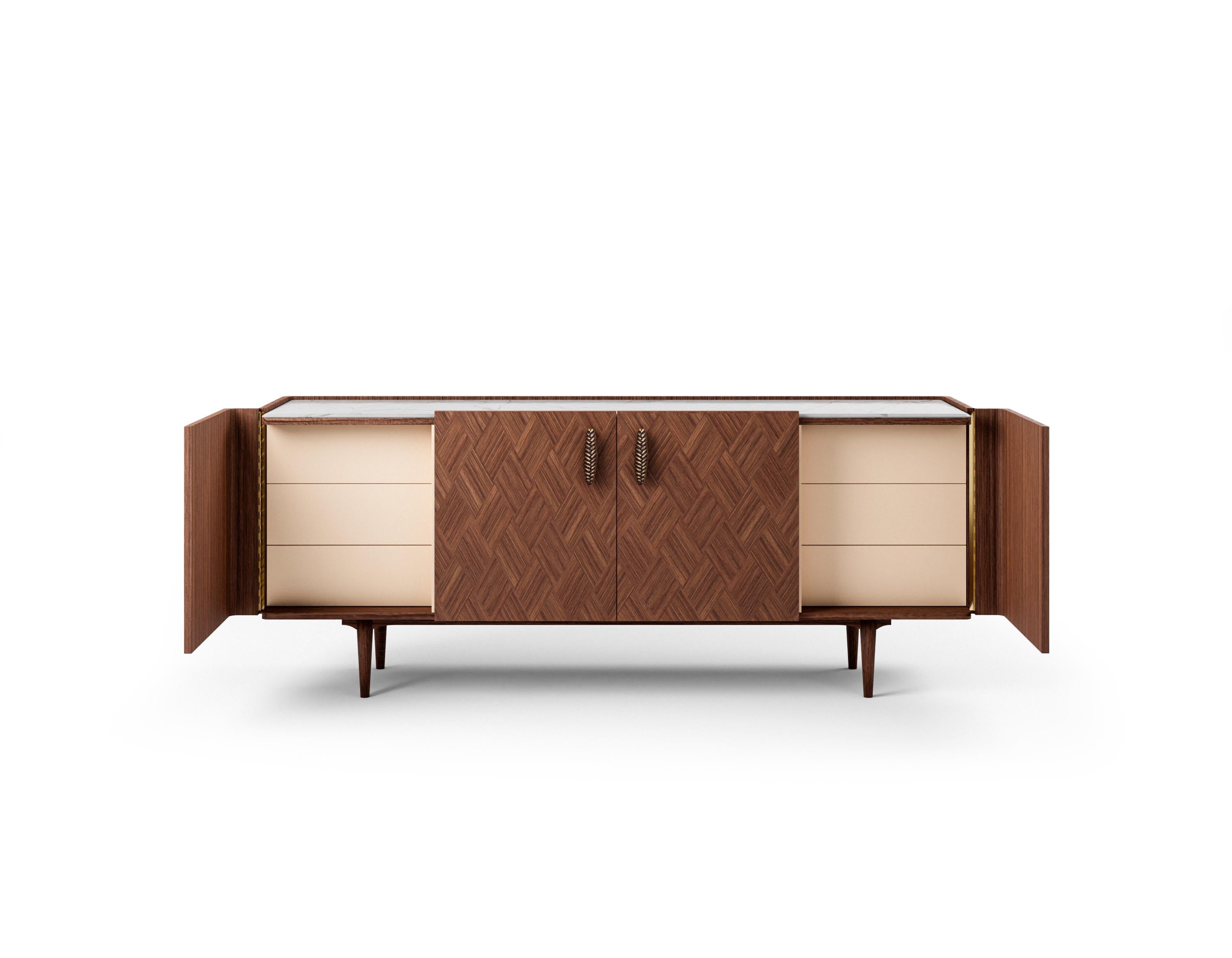 Moderne Buffet personnalisable en noyer ou en chêne avec plateau en marbre et intérieur laqué en vente