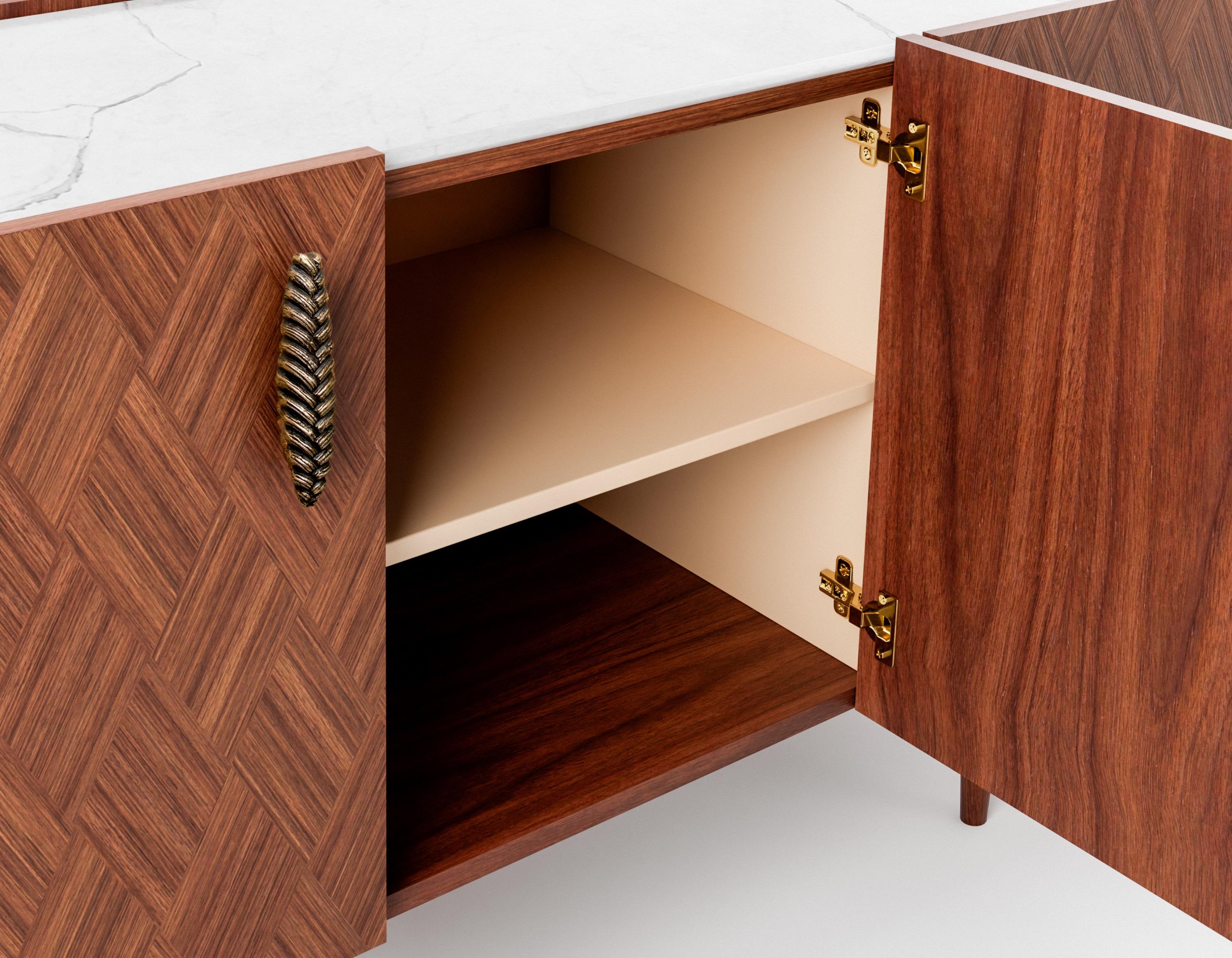 Portugais Buffet personnalisable en noyer ou en chêne avec plateau en marbre et intérieur laqué en vente
