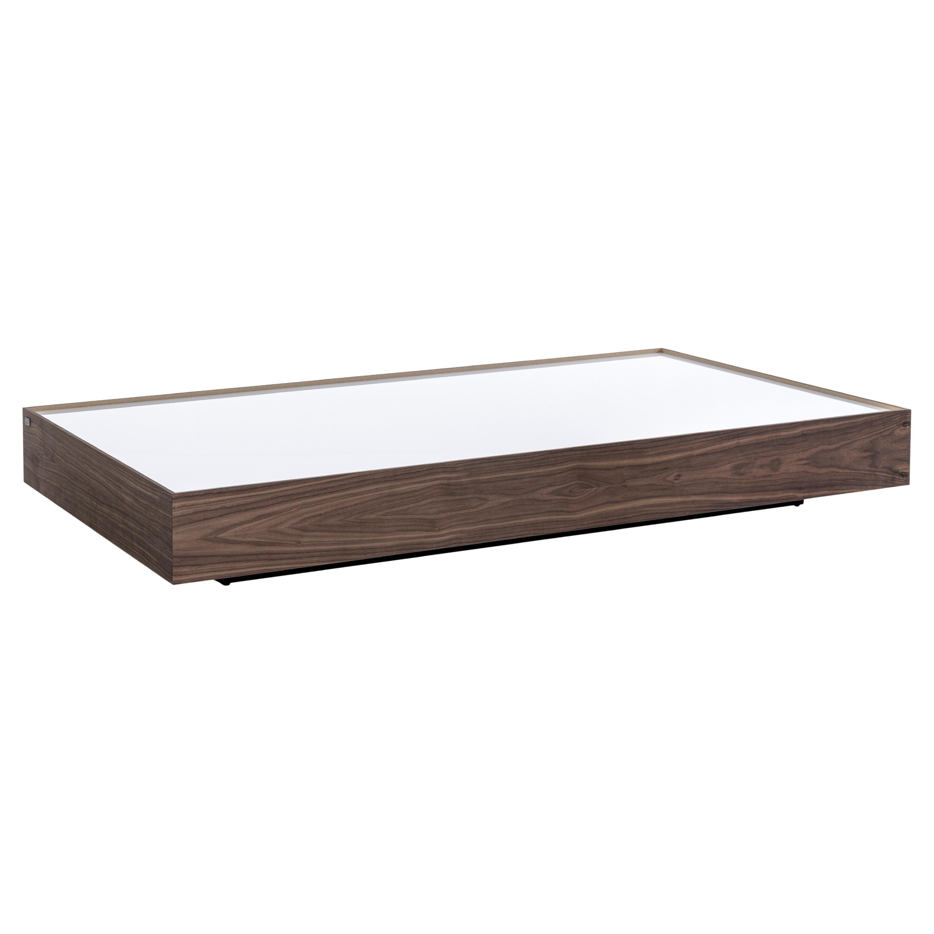 Mesa de centro personalizable de chapa de nogal con tapa de cristal blanco, serie Arc
