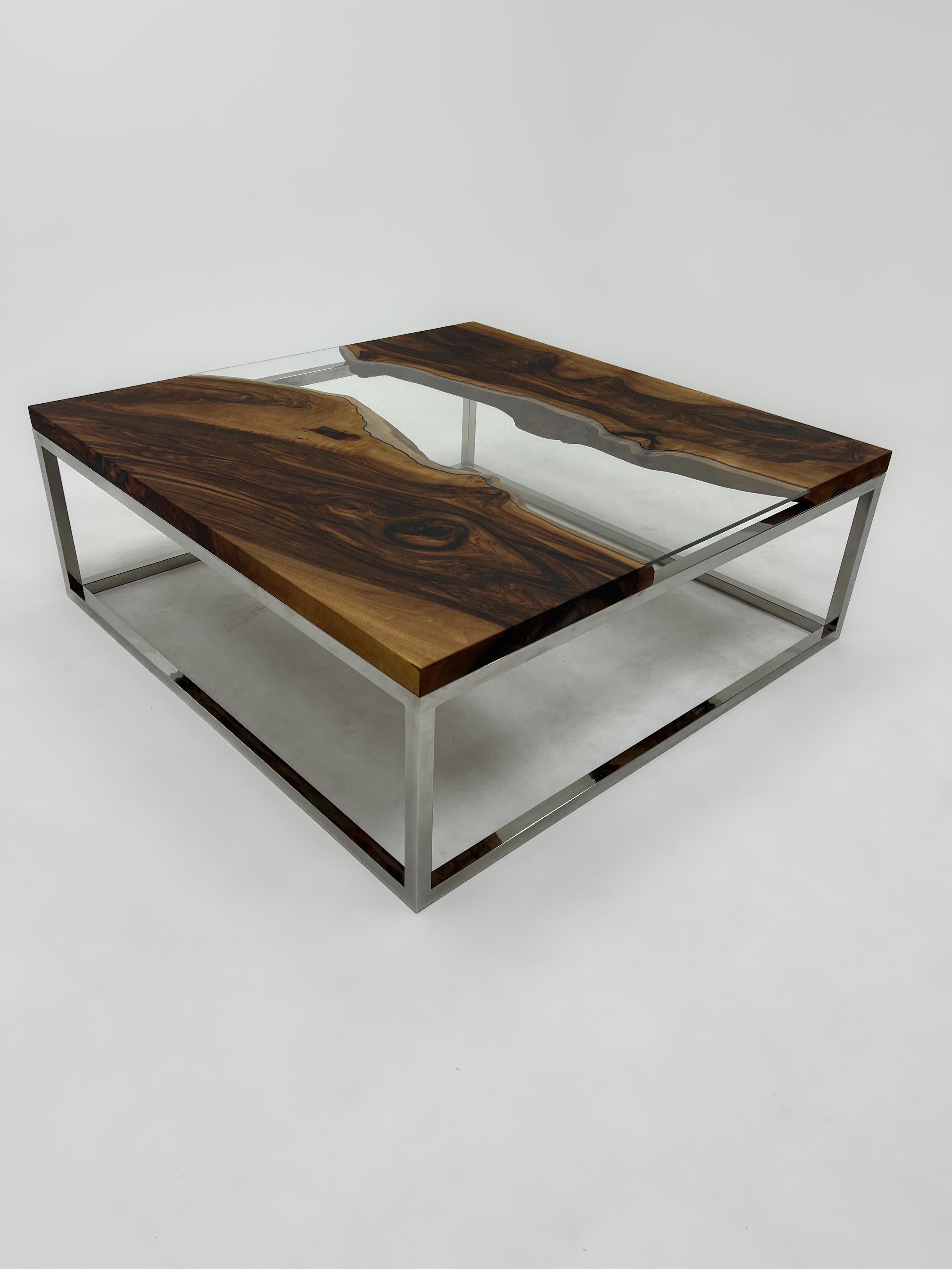 Arts and Crafts Table basse personnalisable en bois de noyer et verre de rivière en vente