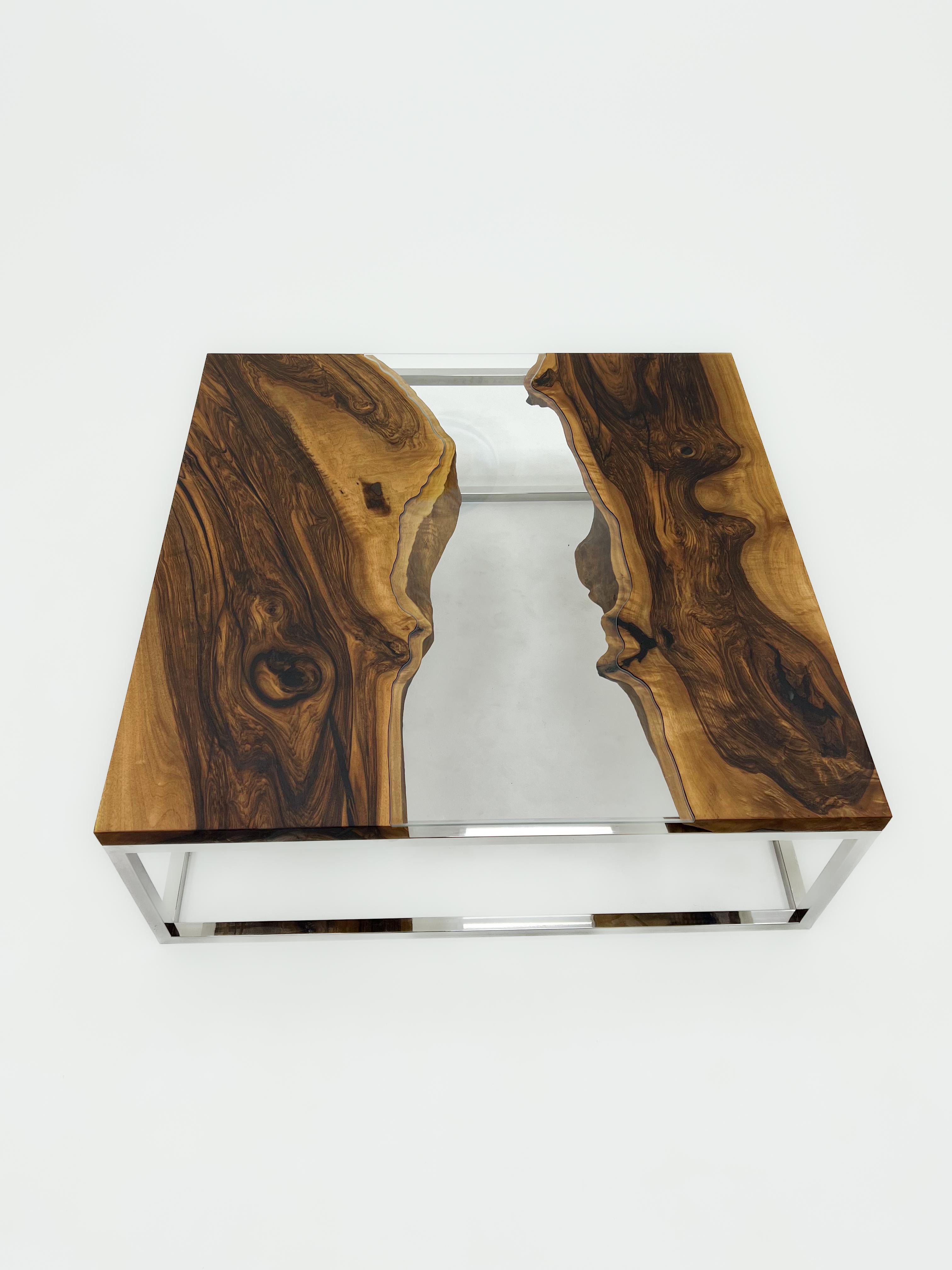 XXIe siècle et contemporain Table basse personnalisable en bois de noyer et verre de rivière en vente