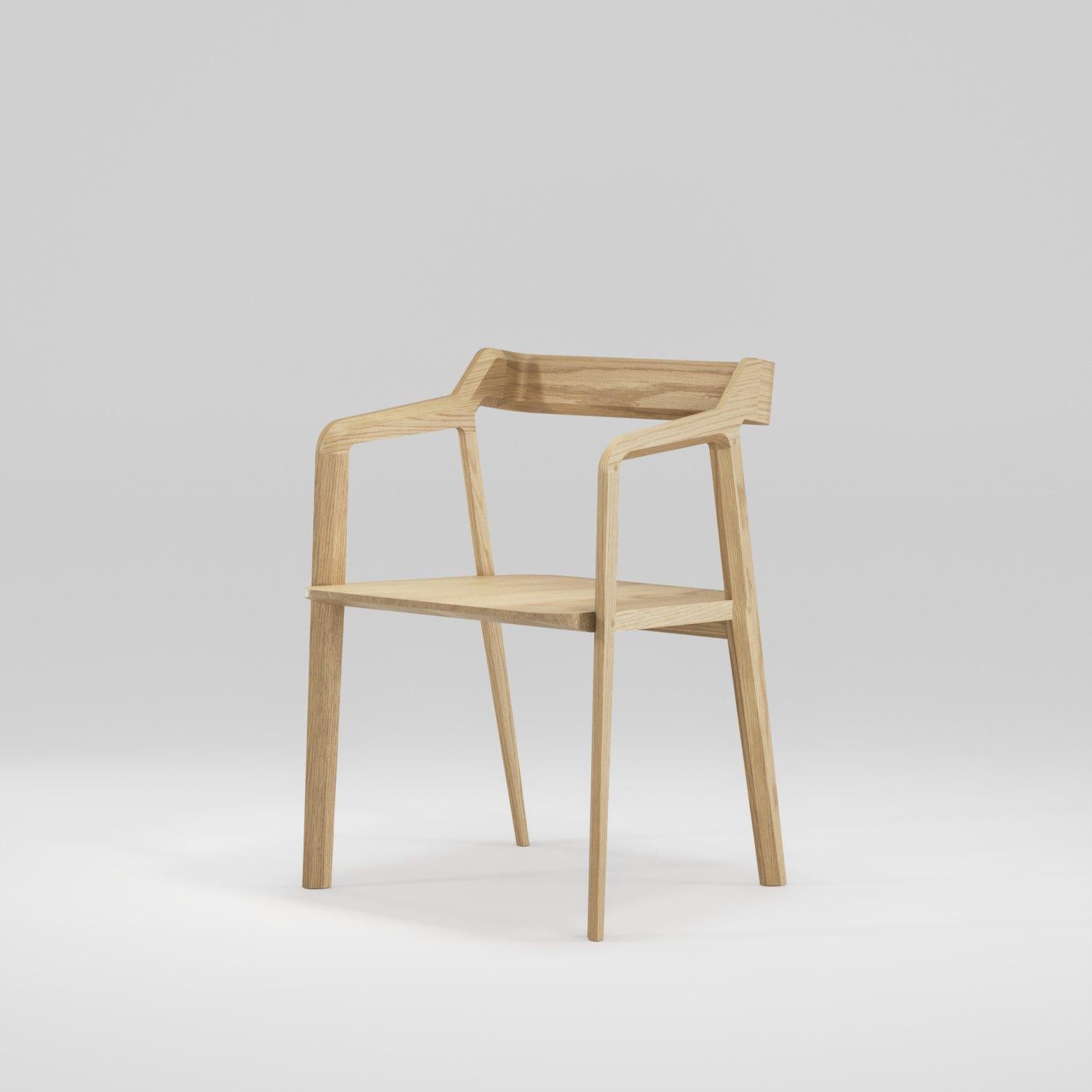Una silla totalmente de madera que explora la dialéctica entre peso y ligereza. Por un lado, la elegancia del diseño lo eleva, y por otro, el peso y la resistencia de la madera maciza lo hacen más cercano a la tierra.

Kundera es la combinación
