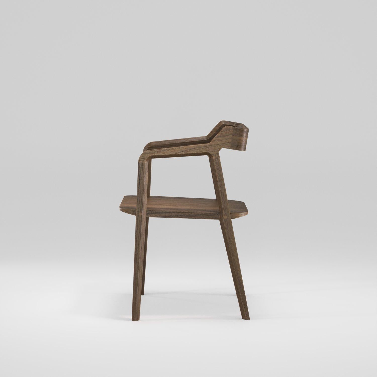 Silla de madera de nogal Kundera personalizable by STUDIO GUD Tapicería en venta
