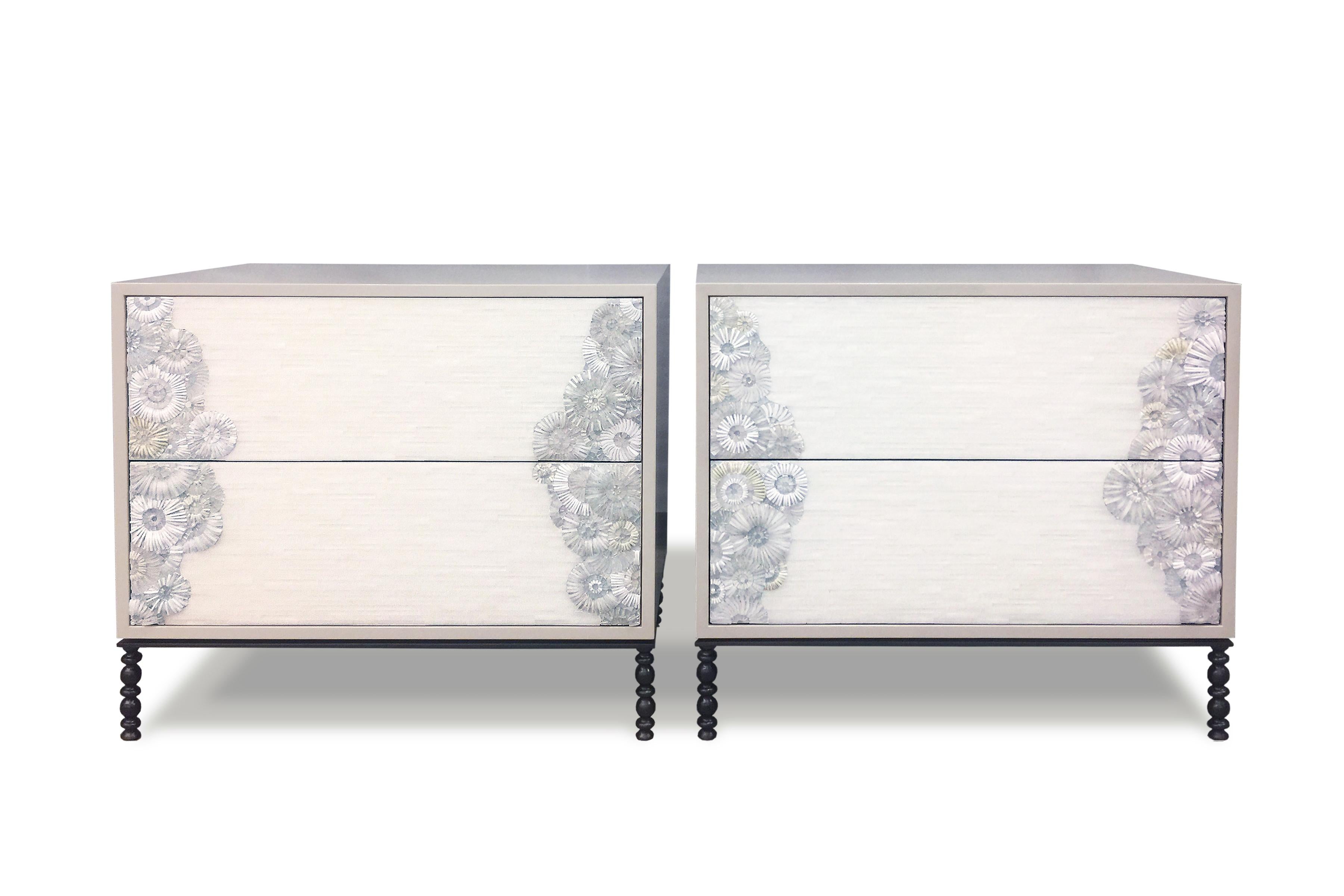 Ensemble de 6 tiroirs modernes en mosaïque de verre à fleurs blanches par Ercole Home Neuf - En vente à Brooklyn, NY