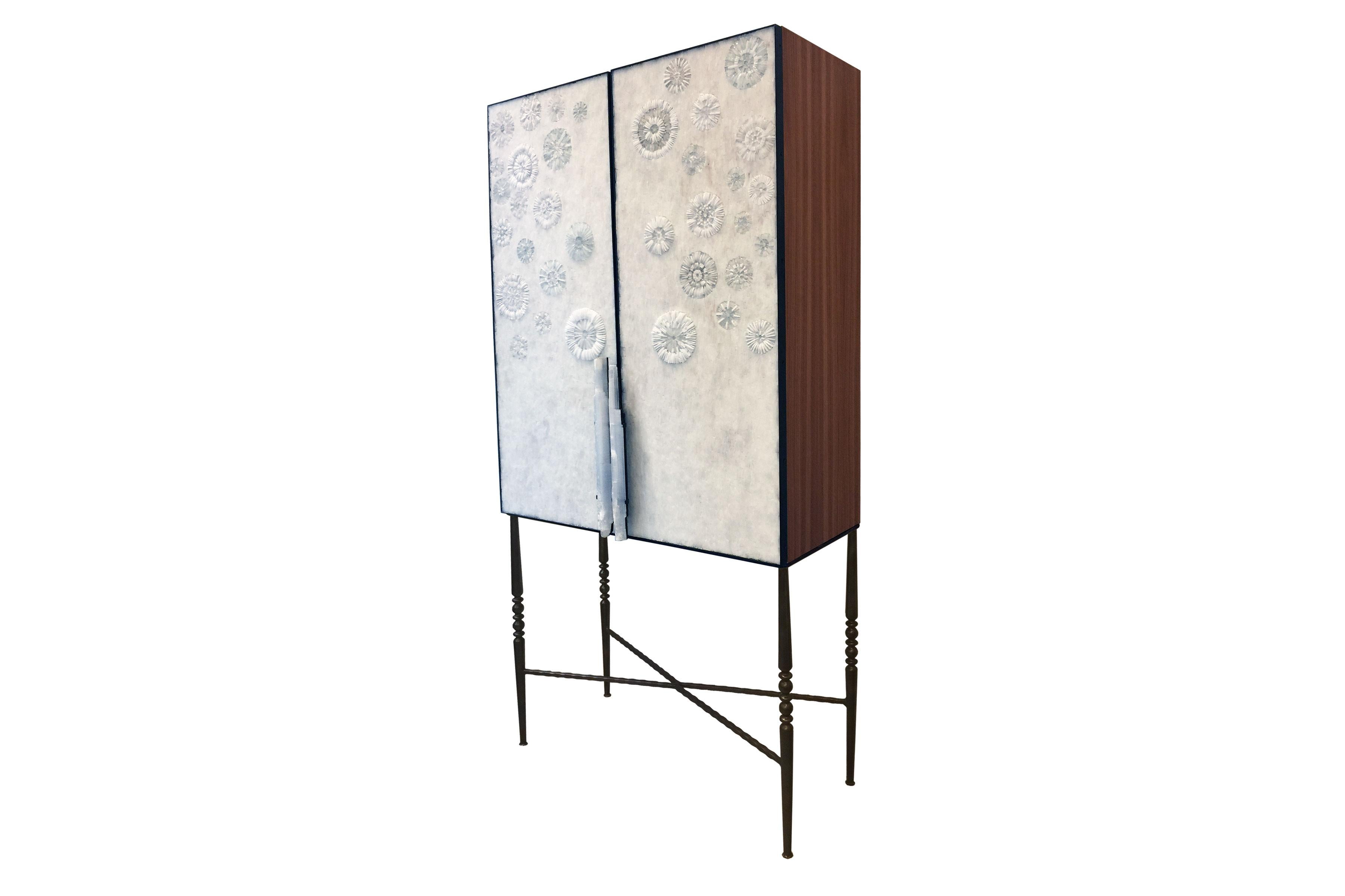 Moderne Bar moderne en mosaïque de verre blanc à fleurs avec poignées Selenite par Ercole Home en vente