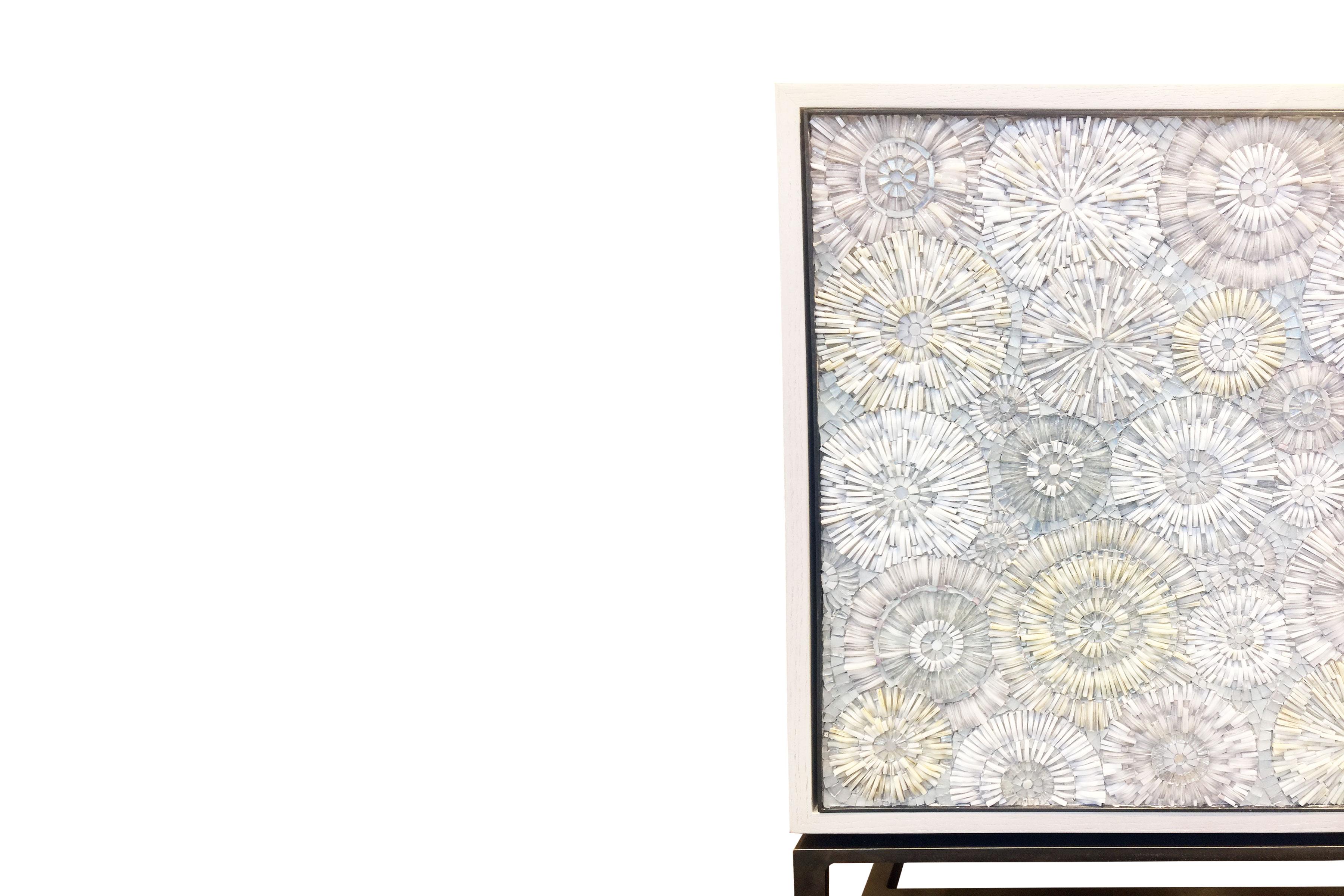 Modernes weißes geblümtes Mosaik-Serviergeschirr mit geschmiedetem Metallsockel von Ercole Home (amerikanisch) im Angebot