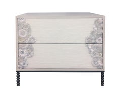 Mesilla de noche moderna de cristal blanco Blossom con acabado gris brumoso by Ercole Home