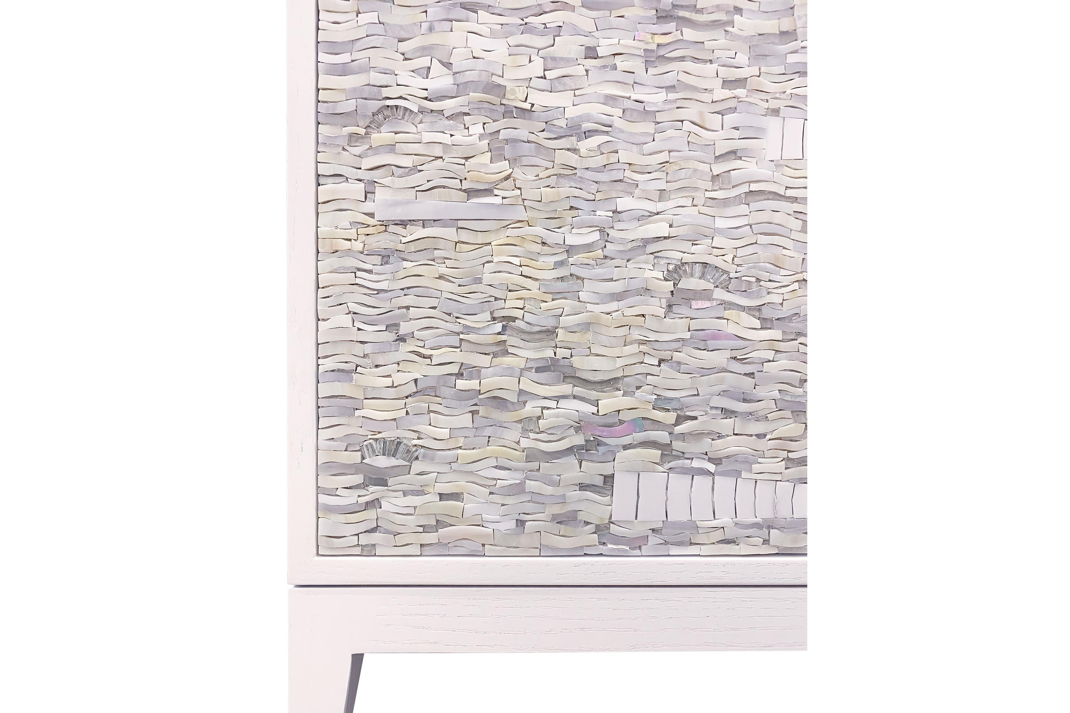 Modernes weißes Milano-Buffet aus Ravenna-Mosaik aus elfenbeinfarbenem Glas von Ercole Home (amerikanisch) im Angebot