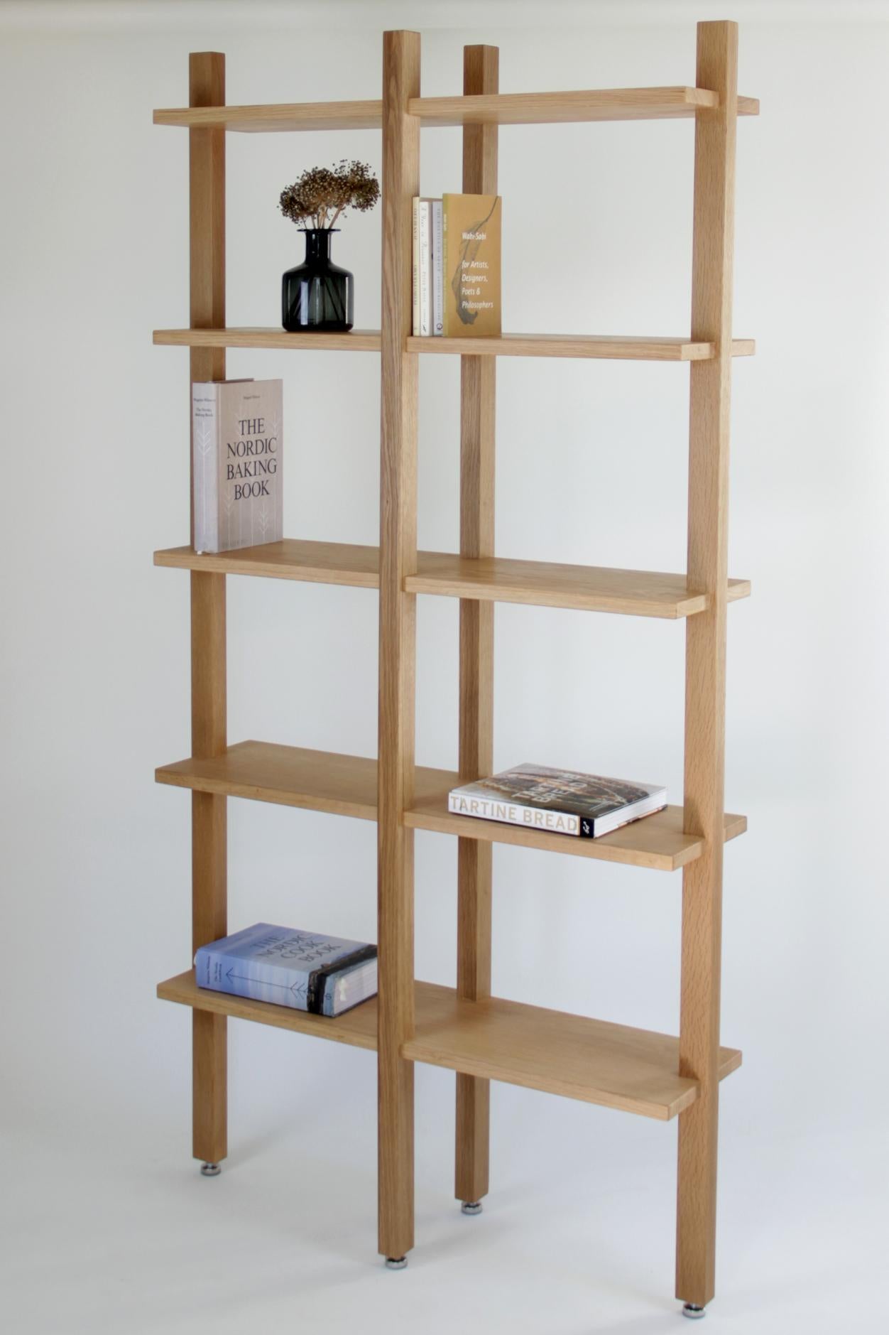 Individuell anpassbarer minimalistischer Bücherregal aus weißer Eiche von SinCa Design (Moderne) im Angebot
