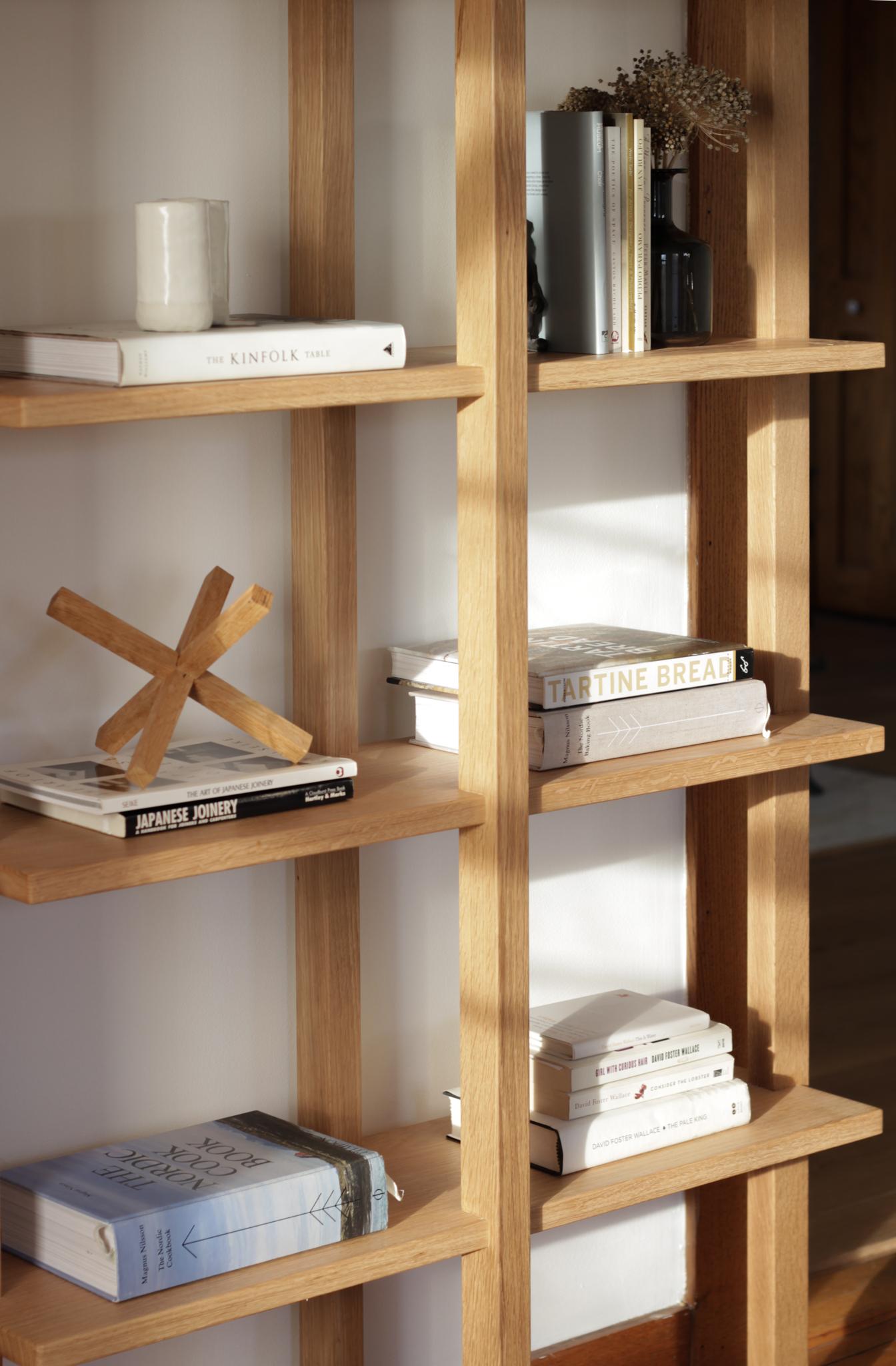 Individuell anpassbarer minimalistischer Bücherregal aus weißer Eiche von SinCa Design (Holzarbeit) im Angebot