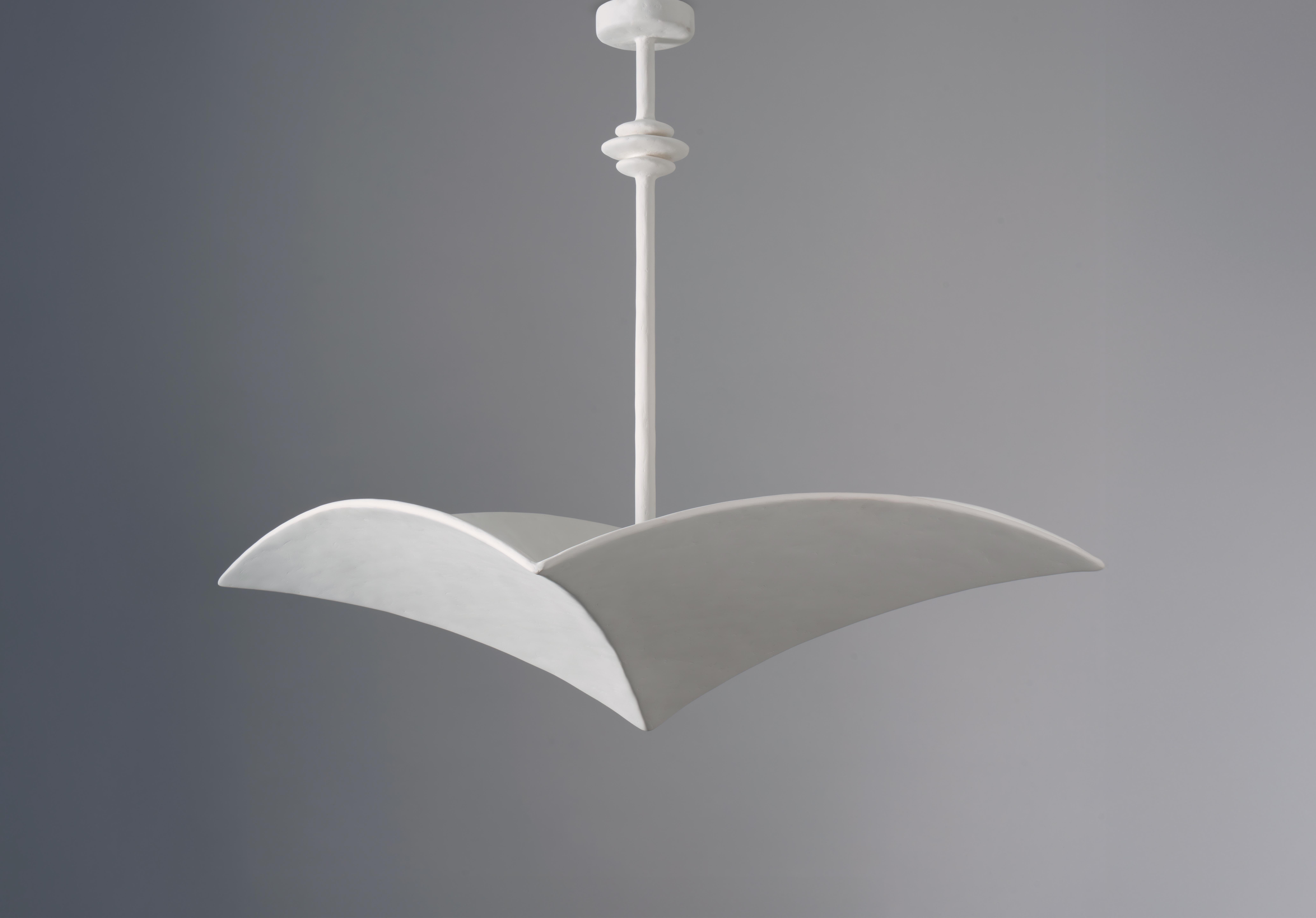 La suspension 'Veris' de Benediko Design/One est une pièce d'éclairage sculpturale qui incarne le minimalisme organique. Avec sa silhouette architecturale épurée et sa surface subtilement texturée, il sert à la fois d'éclairage fonctionnel et de