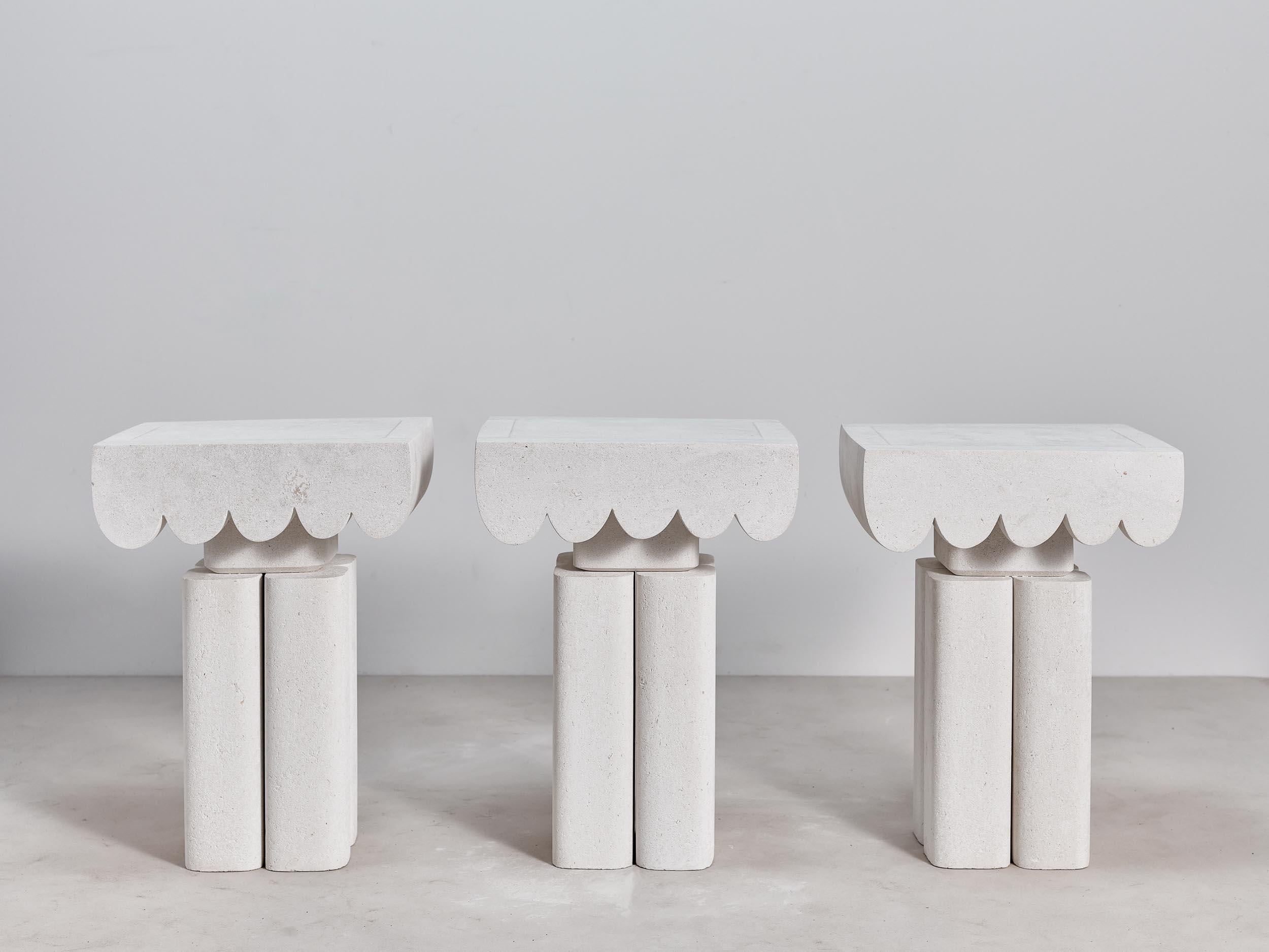 Table d'appoint blanche personnalisable « Ellie » de DenHolm, Limestone Neuf - En vente à Paris, FR