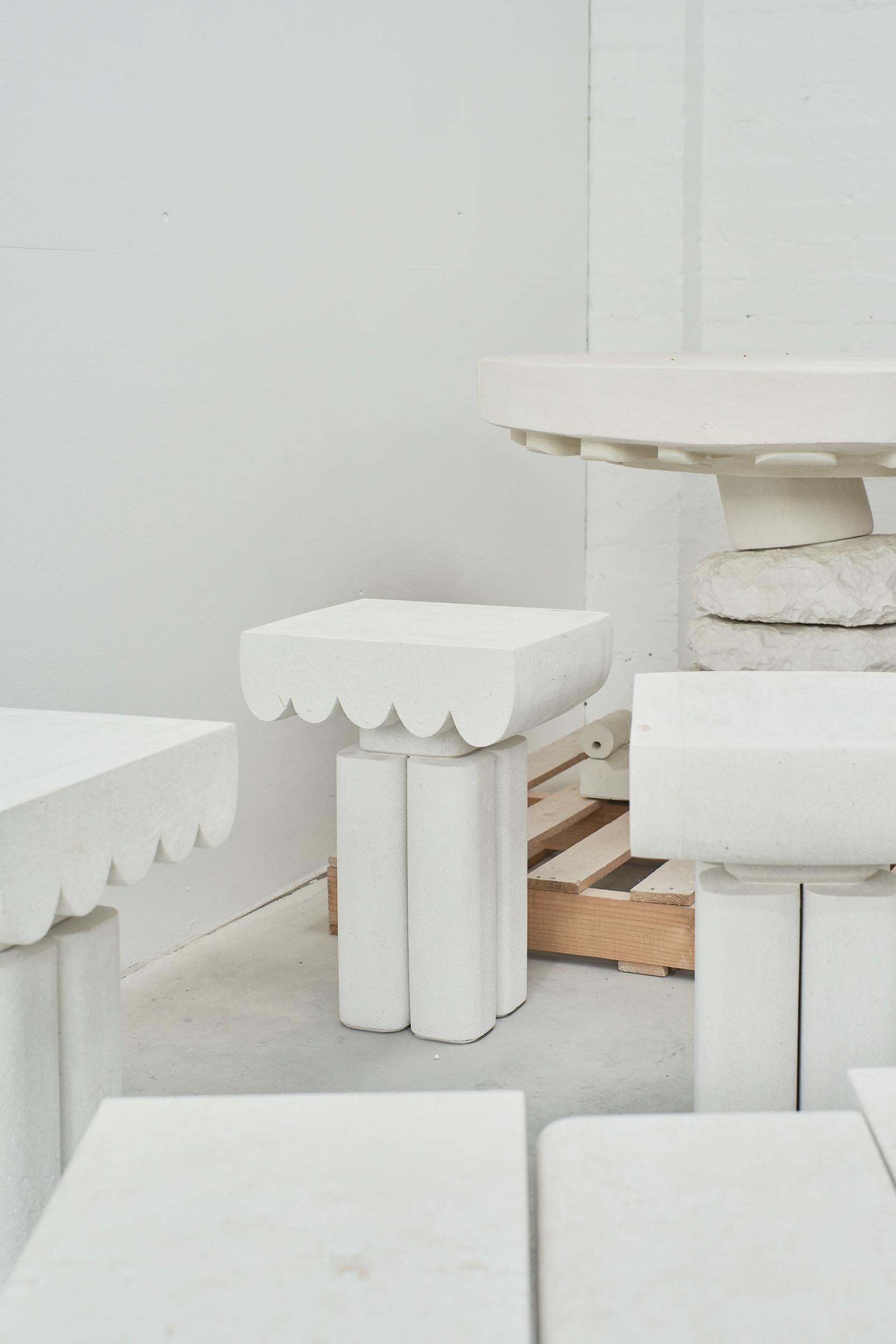 Anpassbarer weißer Beistelltisch „Ellie“ von DenHolm, Kalkstein (21. Jahrhundert und zeitgenössisch) im Angebot