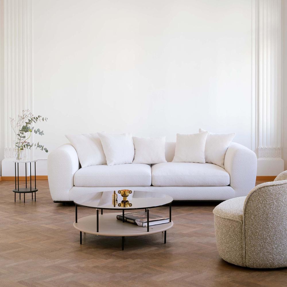 220cm, 240cm, 280cm
Körper	Feste Polsterung; Sitzkissen: abnehmbare Bezüge

BELETAGE ist typisch Wittmann: harmonische Proportionen, dezente Details und anspruchsvolles Design. Vielseitigkeit und großzügige Abmessungen geben den Sofas und Elementen