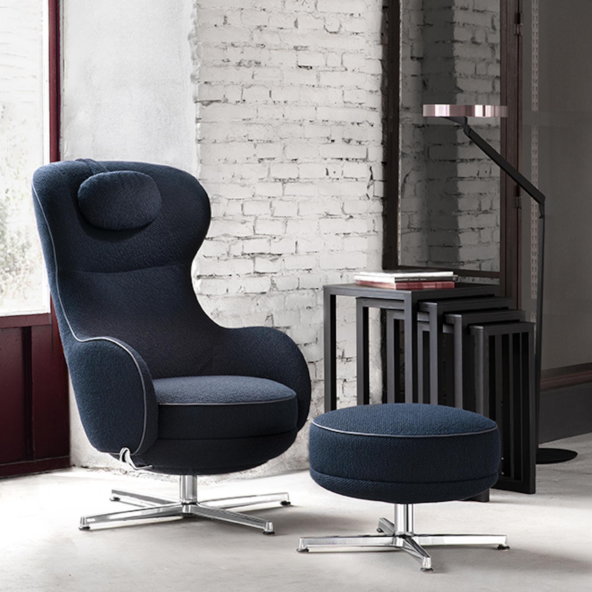 Tuya allie la signature ludique de Canne à un confort exceptionnel : la chaise relax élancée, conçue dans une forme classique de chaise à oreilles, se balance doucement, pivote à 360° et peut être bloquée dans n'importe quelle position souhaitée.